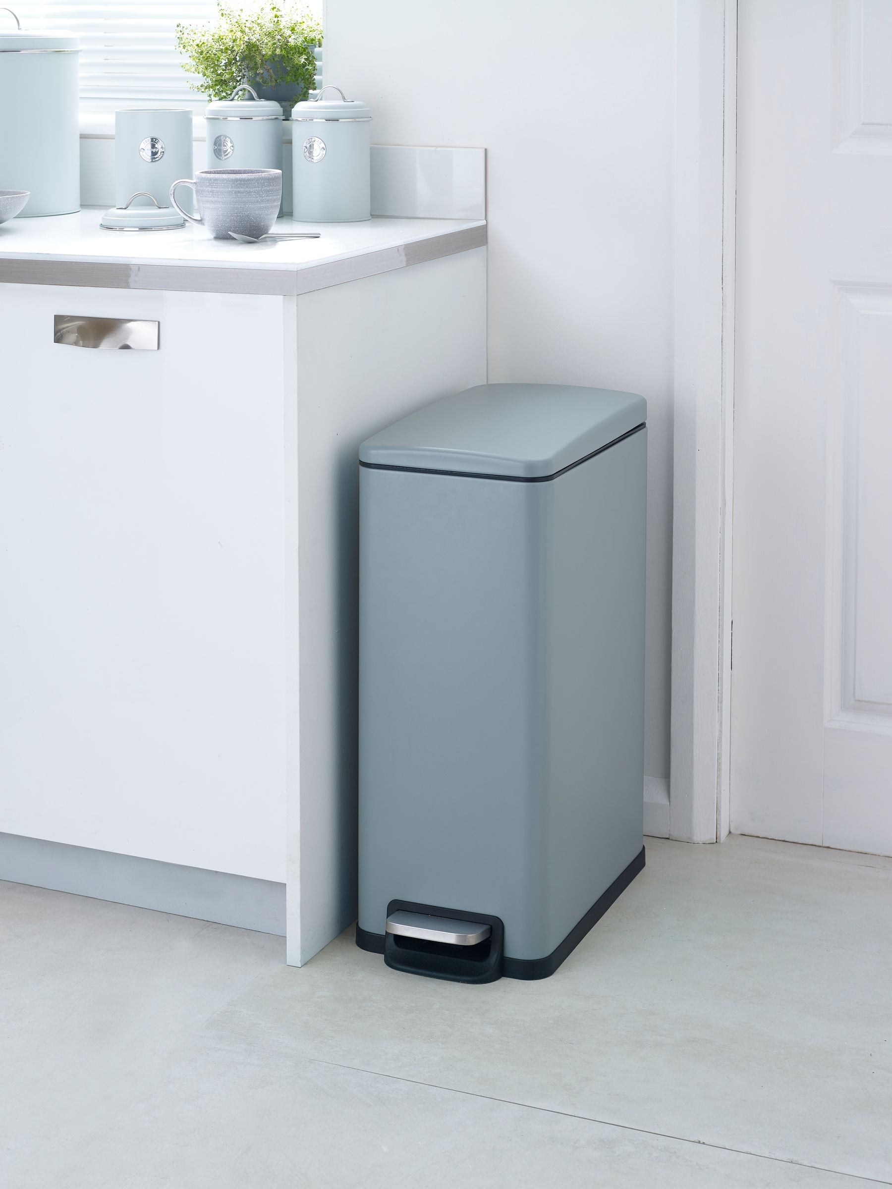 Black slim soft close pedal bin 45L - British product