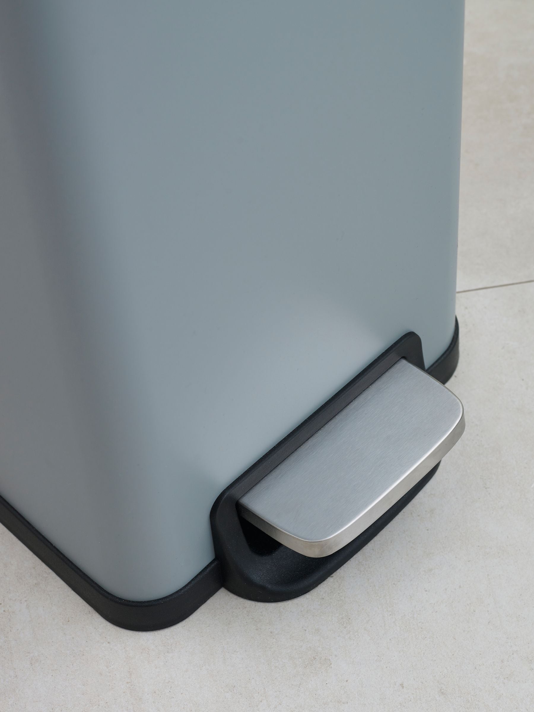 Black slim soft close pedal bin 45L - British product