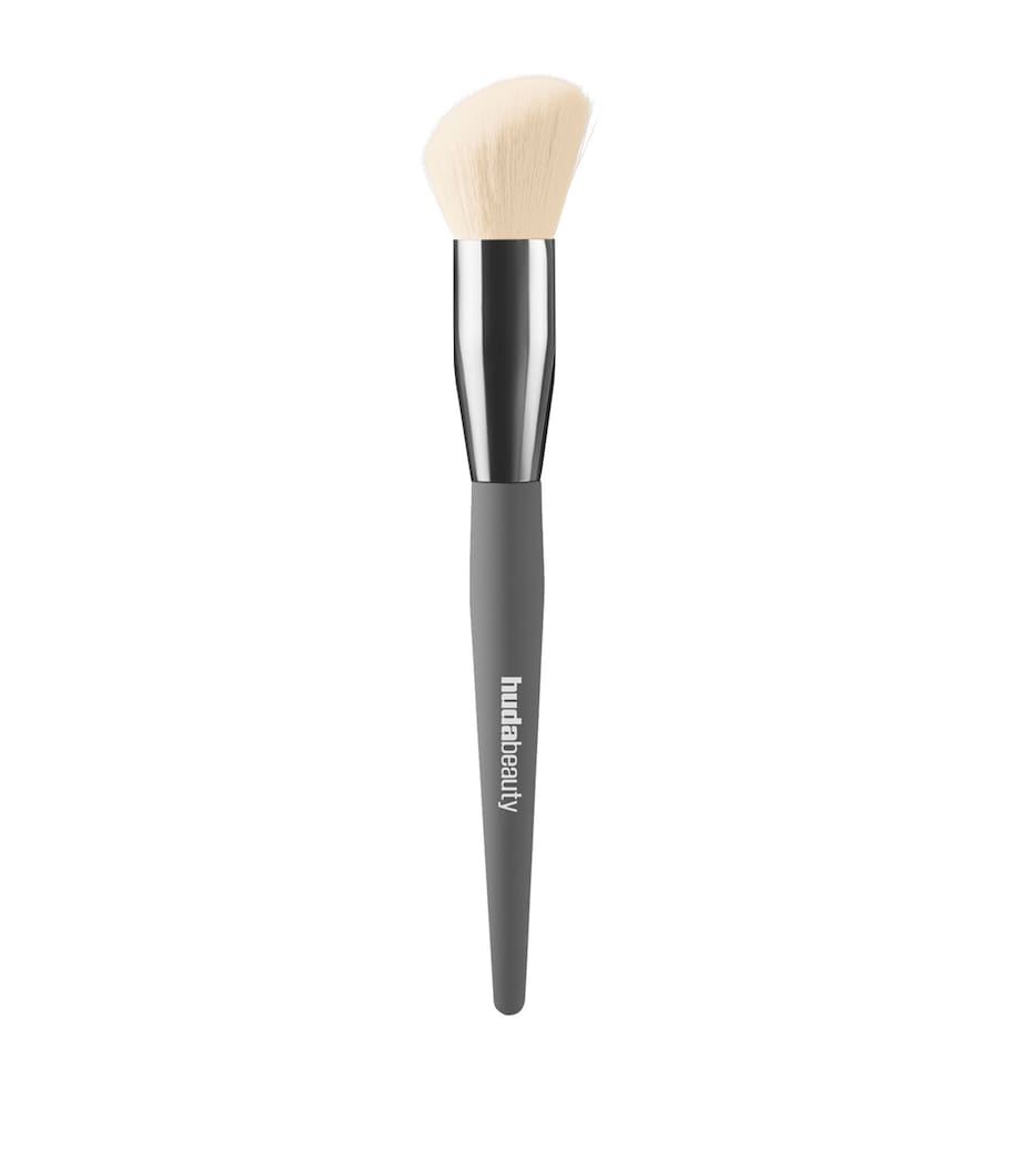 Huda Beauty angled diffusing cheek brush, UK version