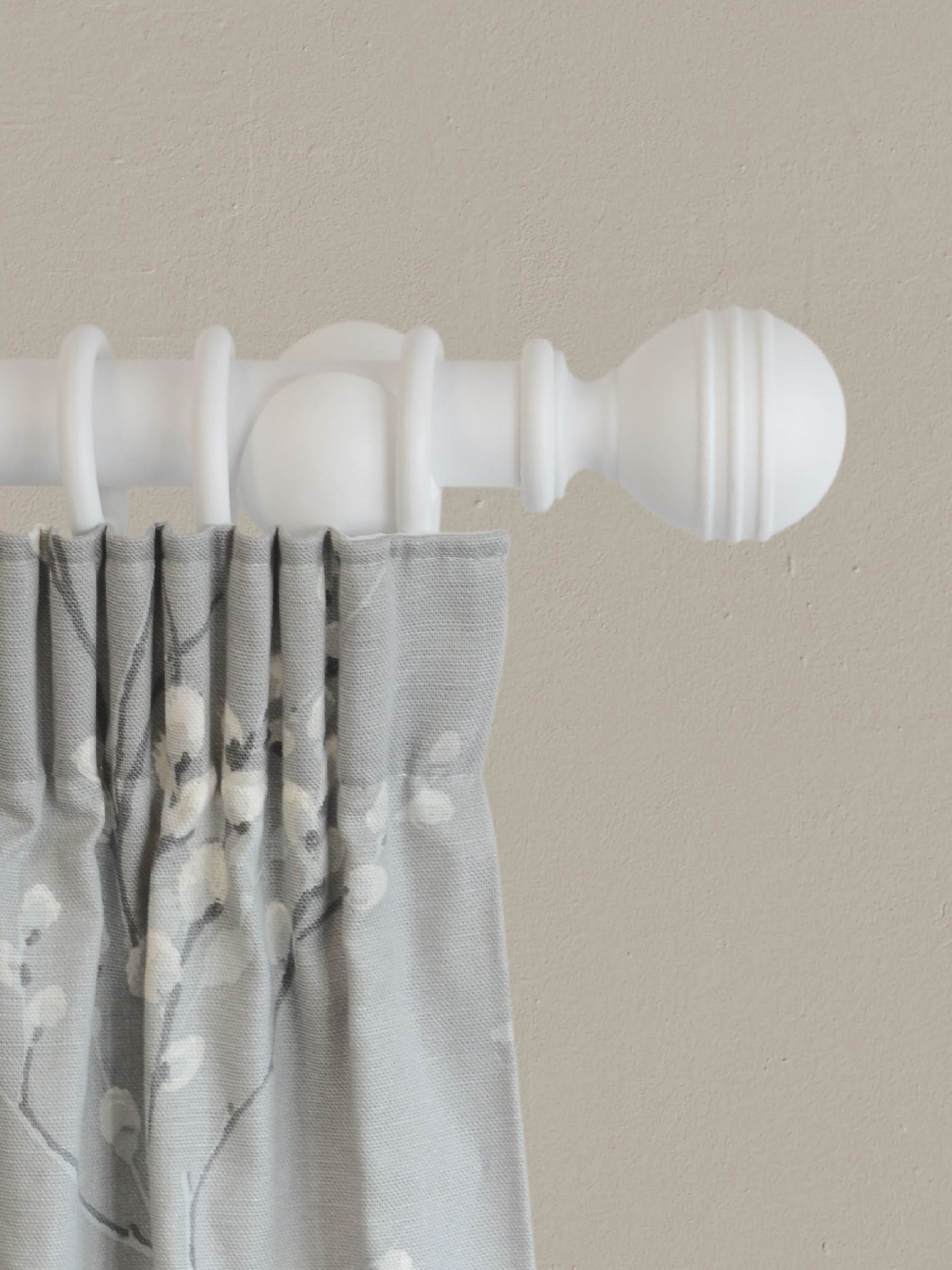 Laura Ashley Cotton White Ribbed Ball Curtain Pole