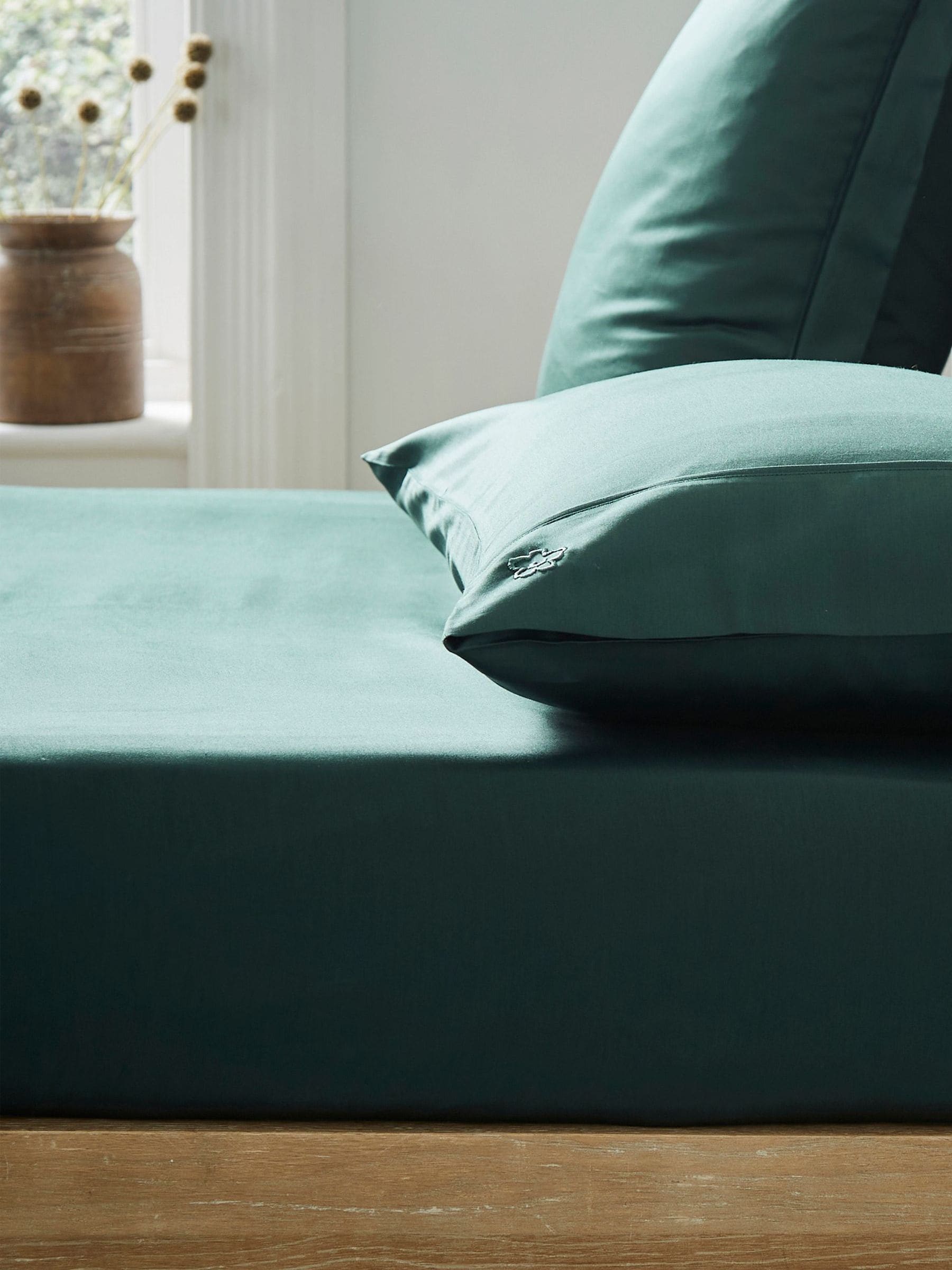 Ted Baker black fitted sheet (British brand)