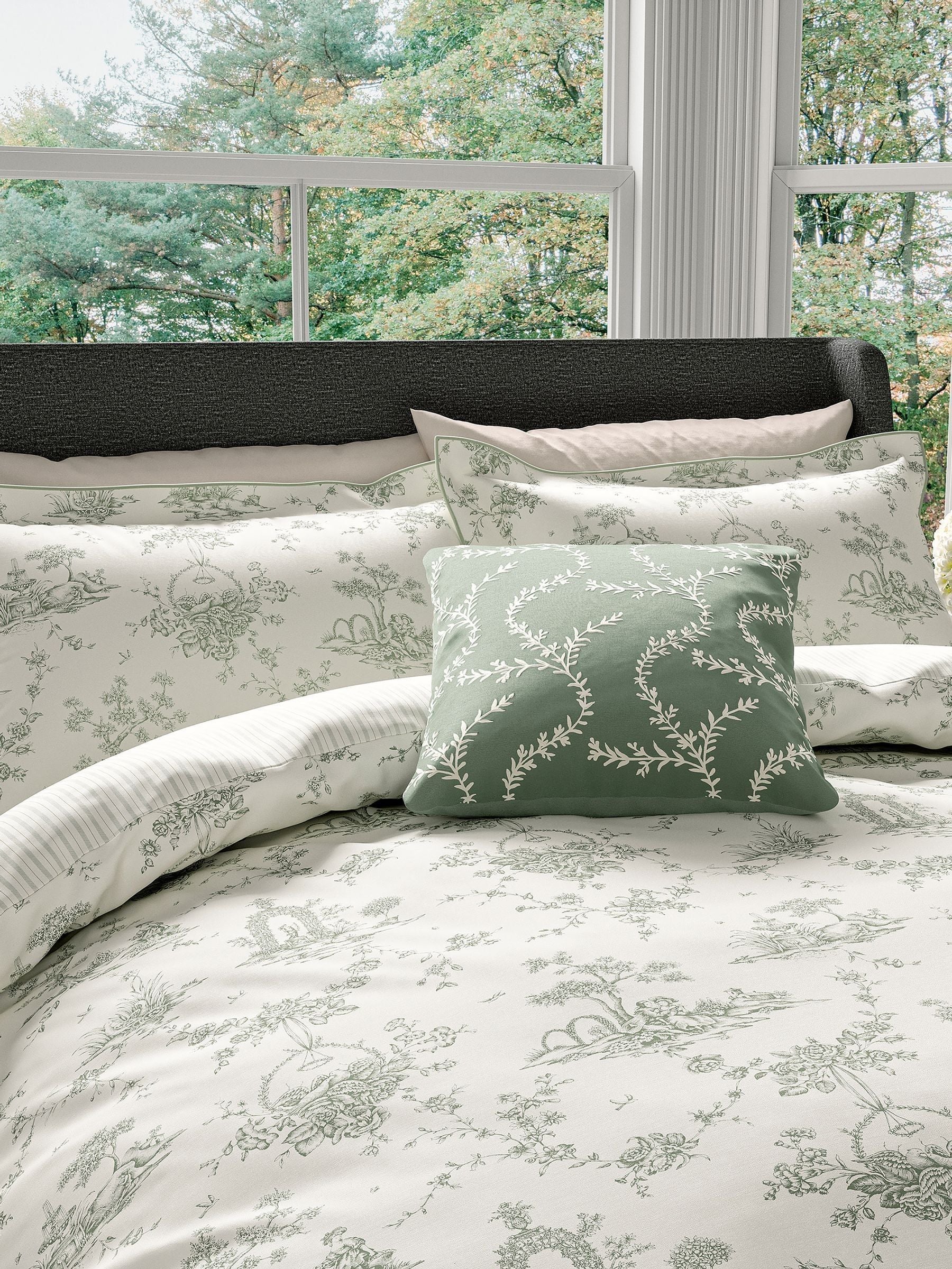 V&A Green Garden Of Love duvet cover and pillowcase set (British brand)