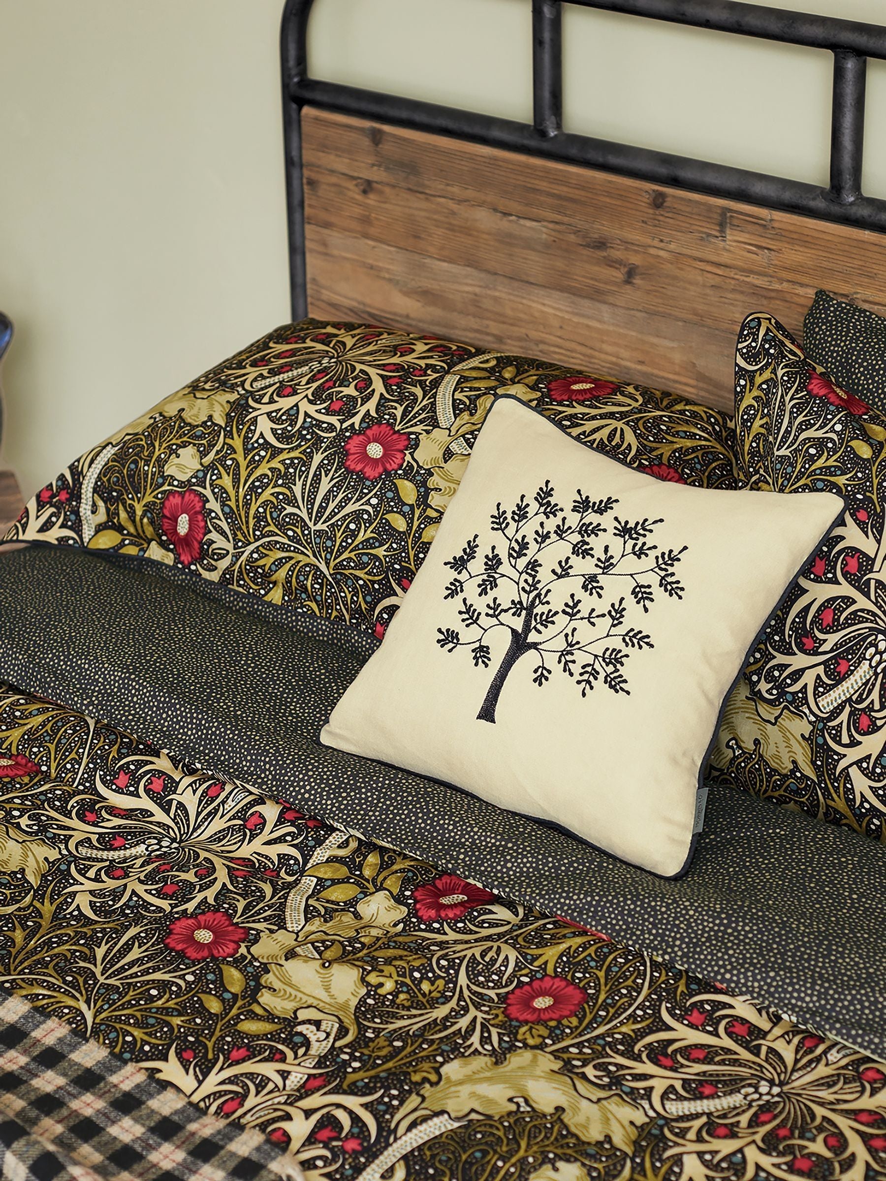 Morris & Co Black Seaweed duvet set, imported from the UK