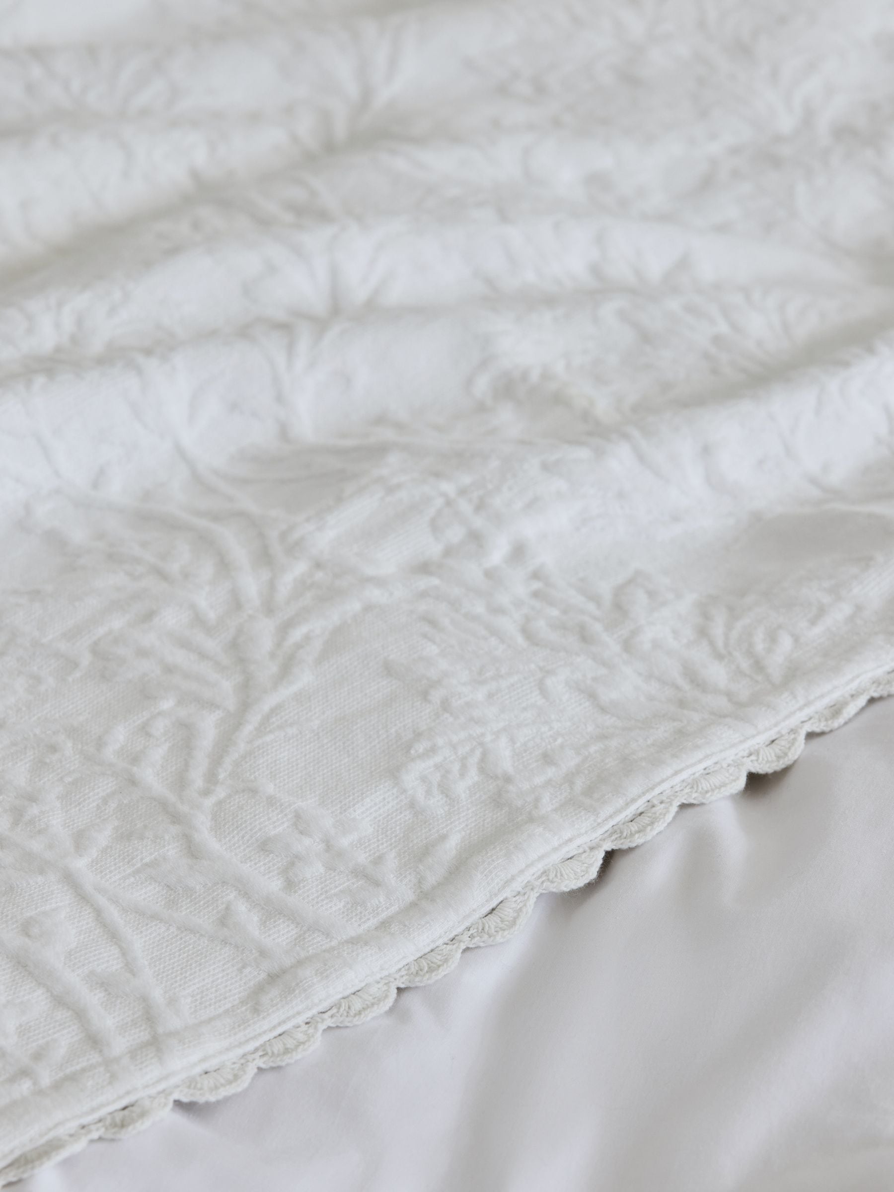 Shabby Chic white floral matelasse throw 150x200cm, imported from the UK