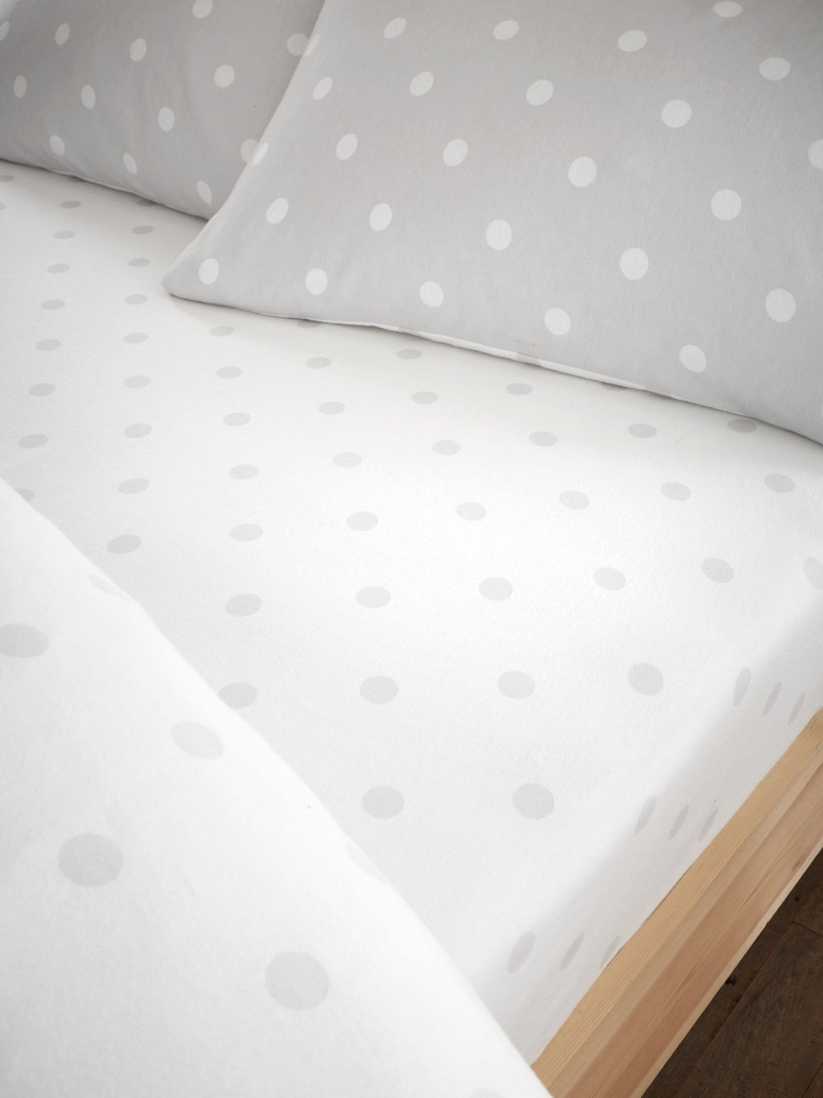 Catherine Lansfield Silver Grey Supersoft 100% Brushed Cotton Polka Dot Fitted Sheet