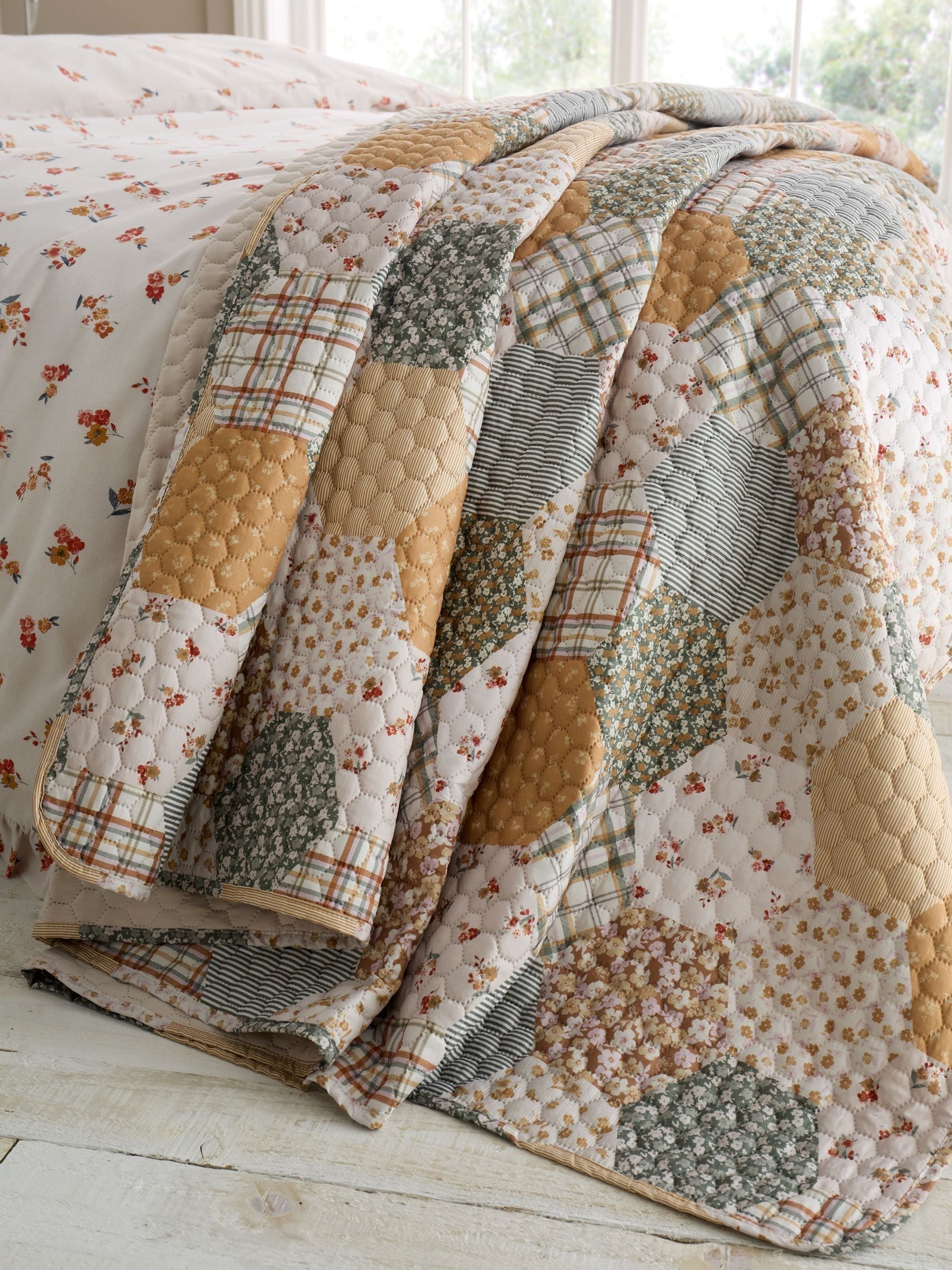 Catherine Lansfield floral patchwork quilted bedspread - British product