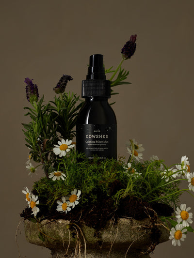 Neste Cowshed Sleepy Beroligende Pute MIST 100ml- Kjøp online hos McGrocer