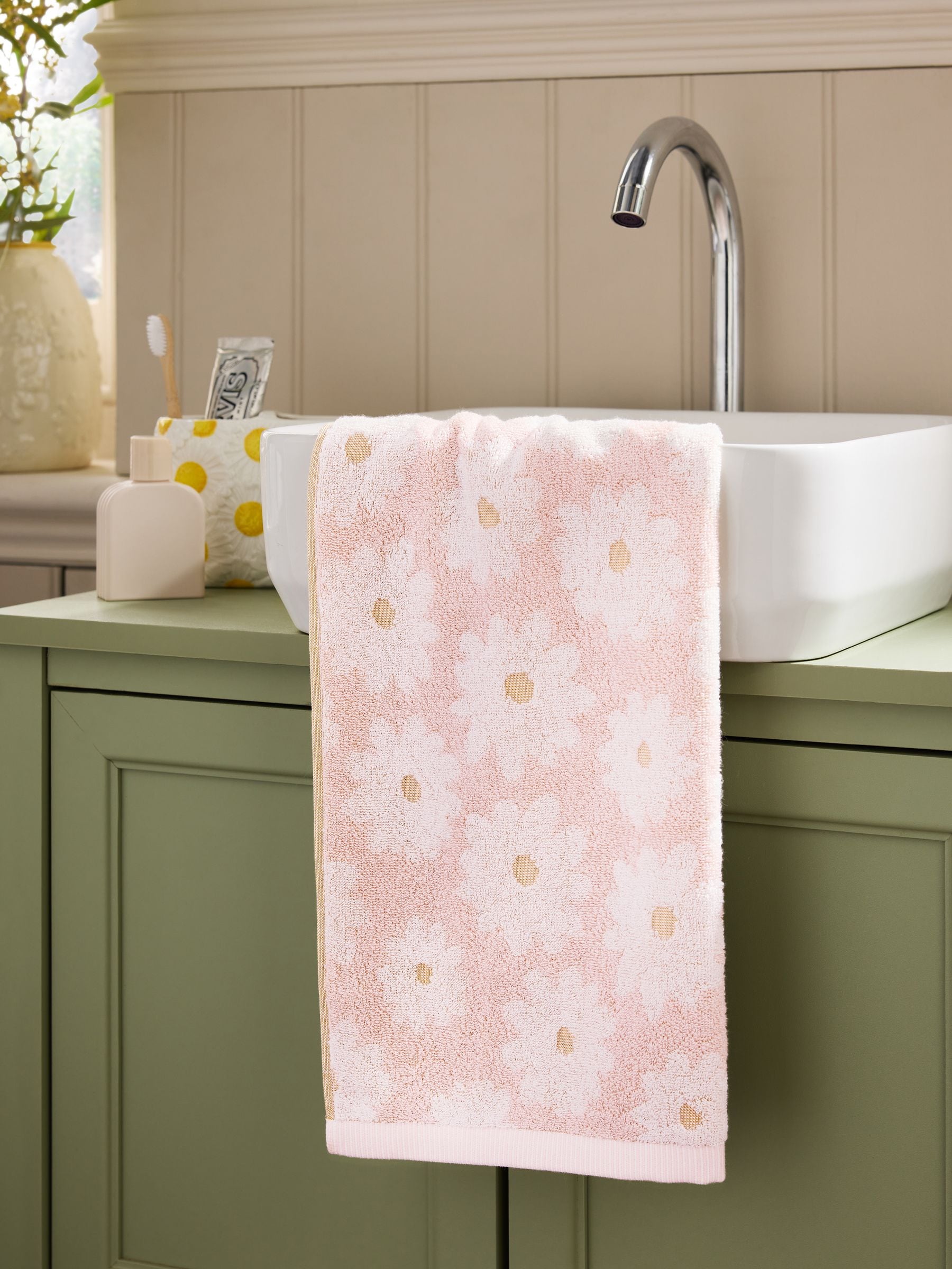 Pink Daisy 100% cotton bathroom towel set (British brand)