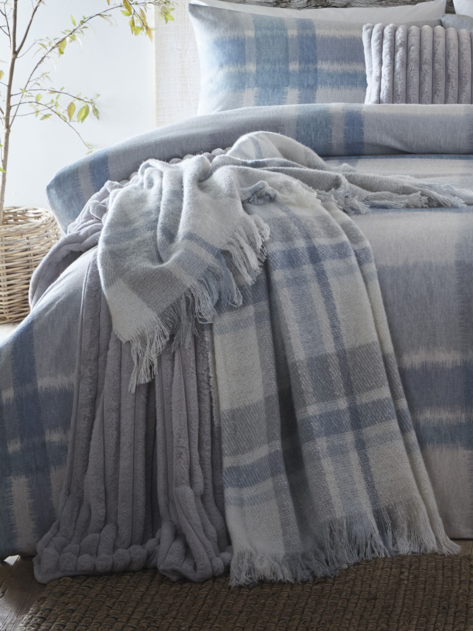 Appletree Verbier Blue Plush Bedspread 130 x 180 cm