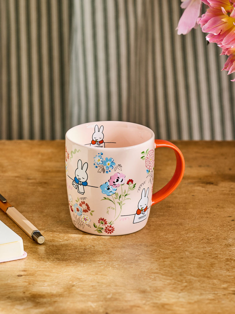 Tasse en porcelaine fine avec un design de lapin Miffy dessiné à la main en rose et rouge