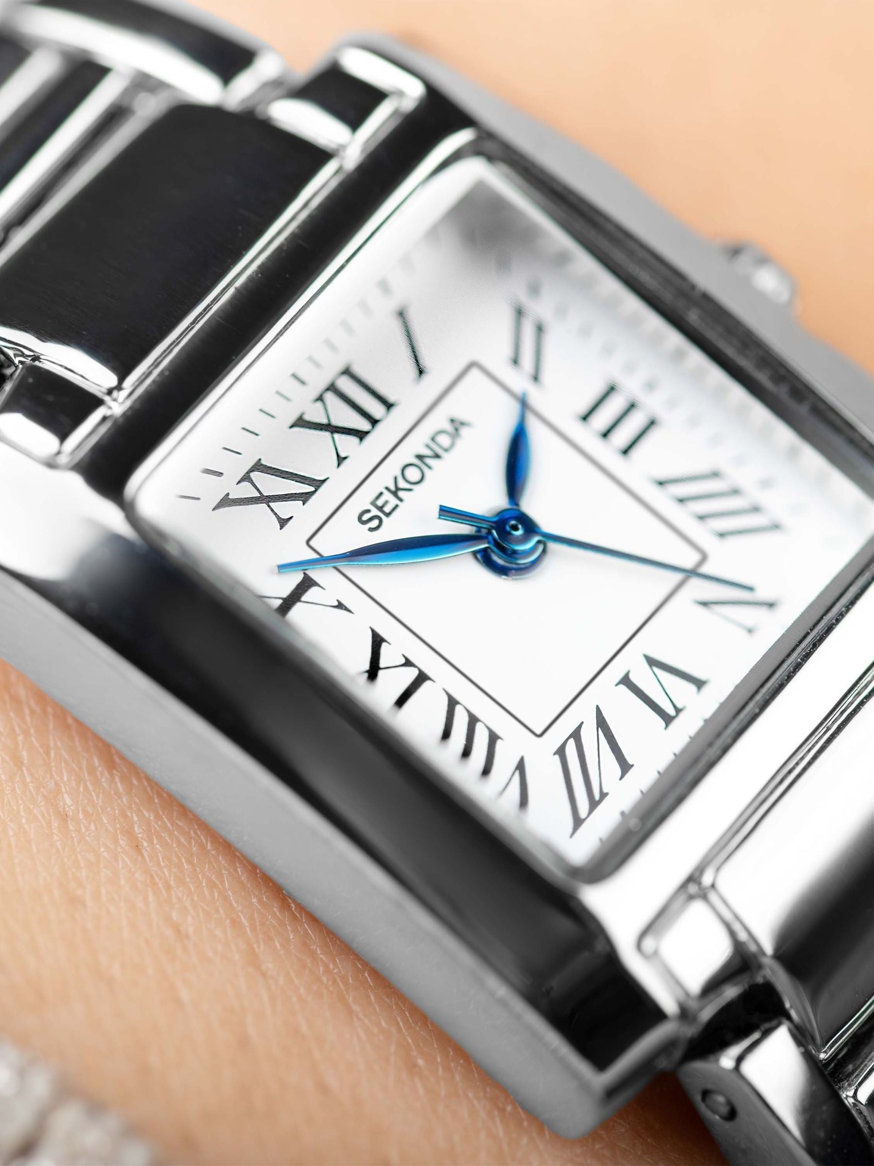 Analogue Watch with White Dial and Roman Numerals, Gold-Plated Alloy Bracelet, Rectangular Case, 21mm