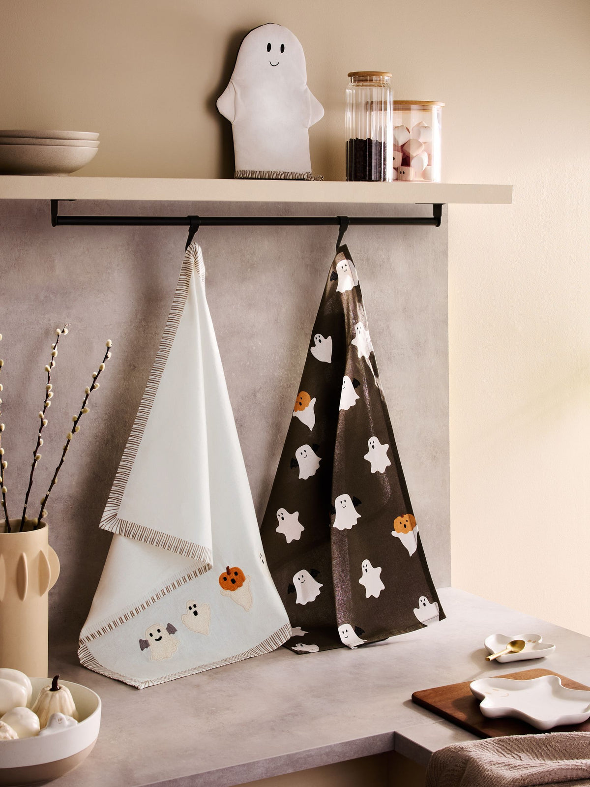 Gus the Ghost black and white tea towel oven mitt bundle (British brand)