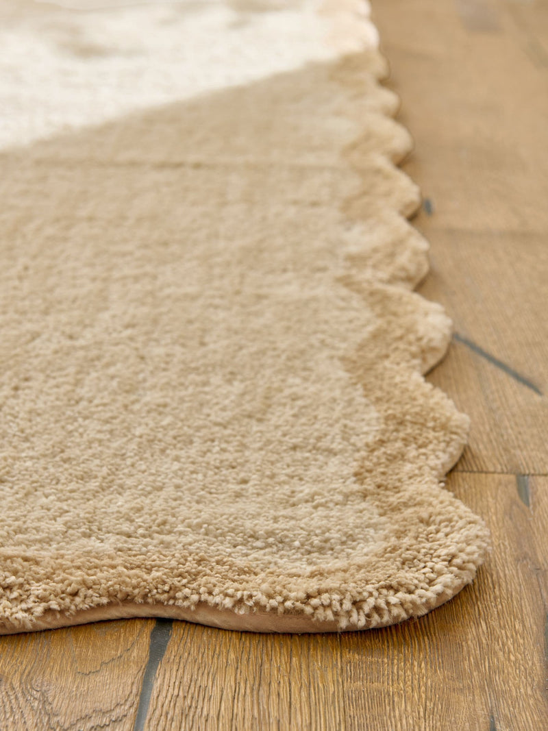 Washable runner rug in light natural with scallop edge, UK version