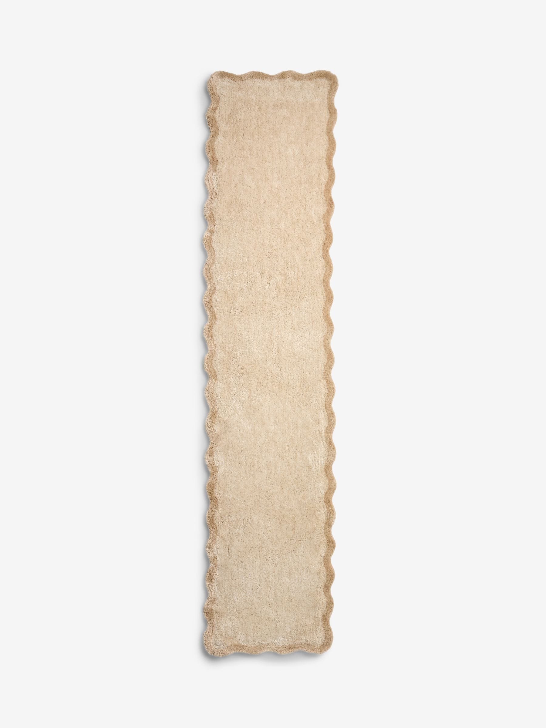 Washable runner rug in light natural with scallop edge, UK version