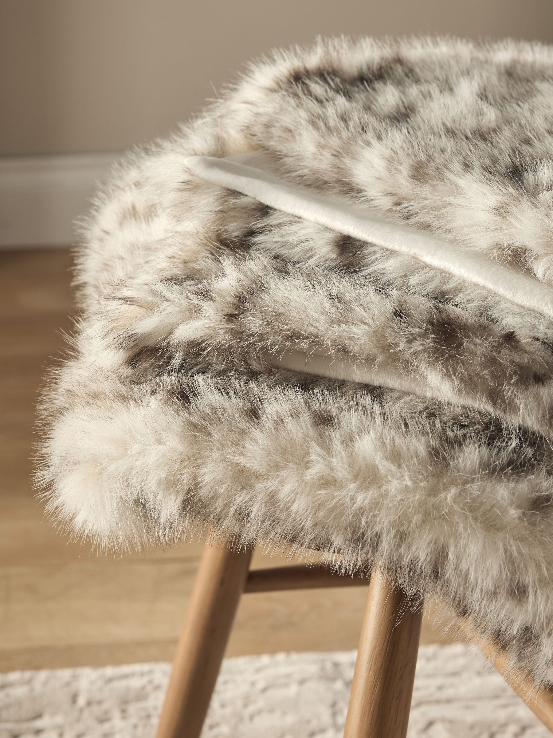 Faux fur throw snow leopard print grey - British product