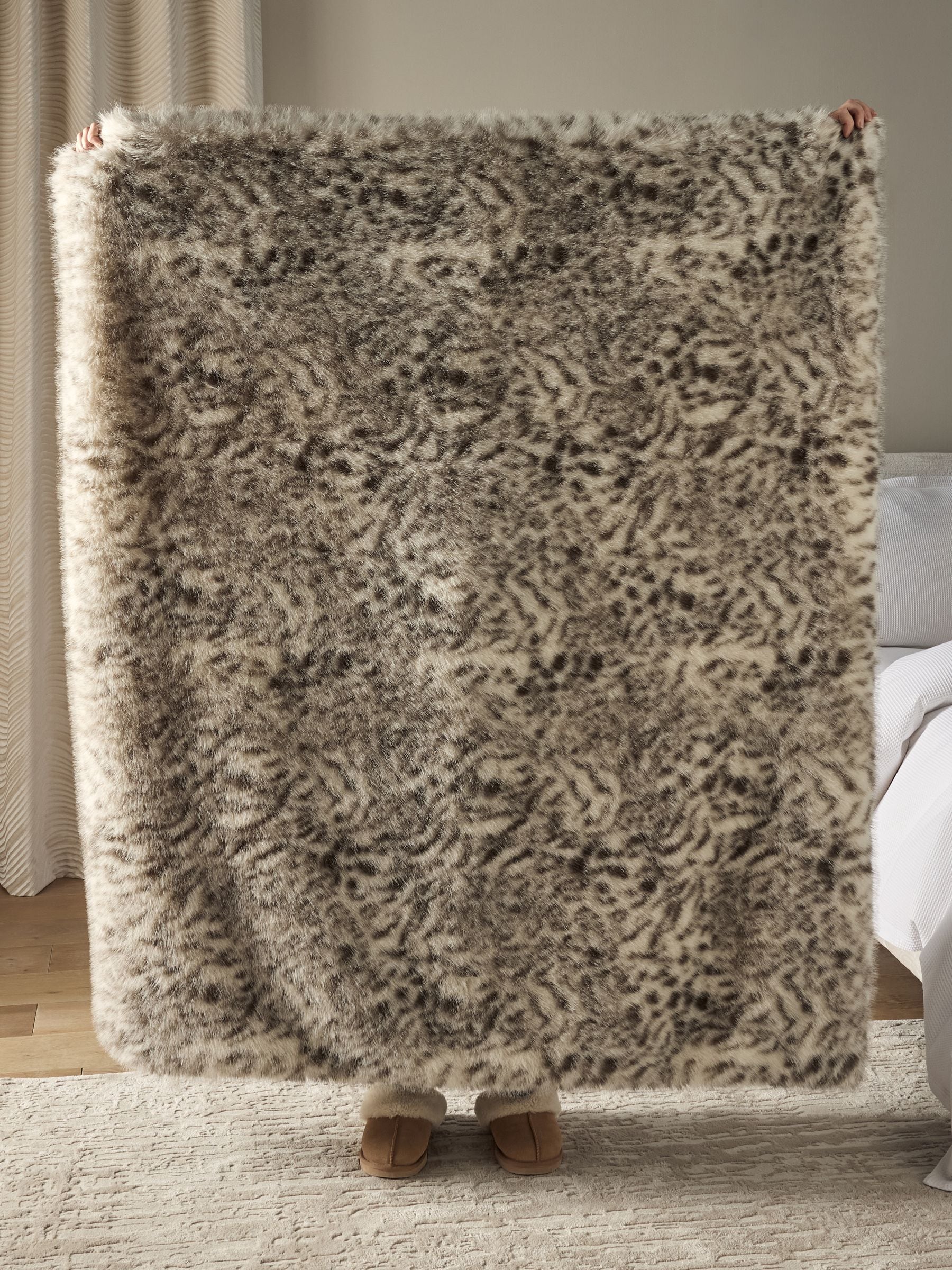 Faux fur throw snow leopard print grey - British product
