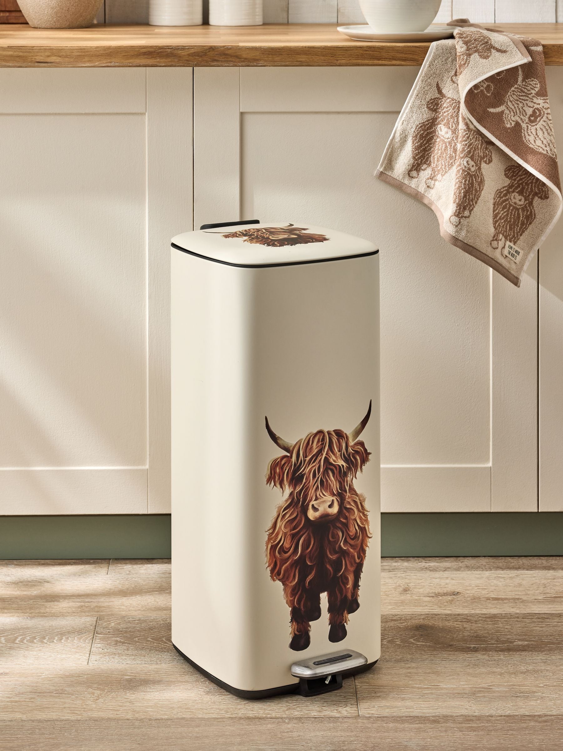 Natural Hamish Highland cow 30 litre pedal bin (British brand)