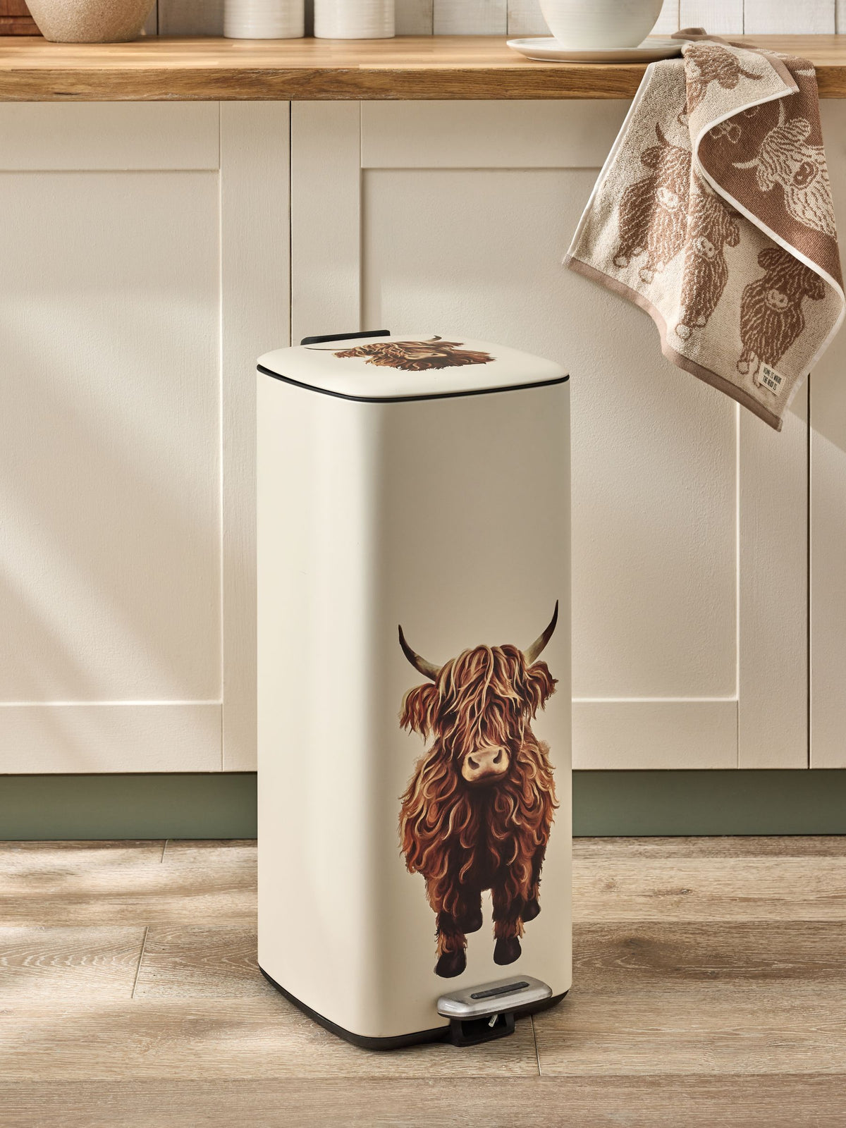 Natural Hamish Highland cow 30 litre pedal bin (British brand)