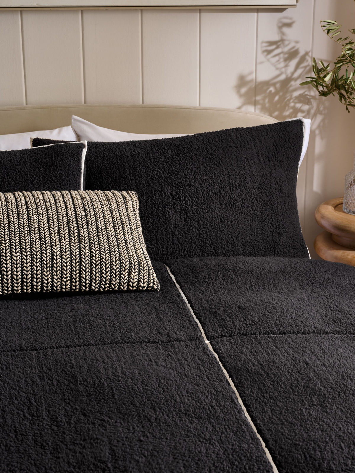 Black fleece trim duvet cover and pillowcase set - British product