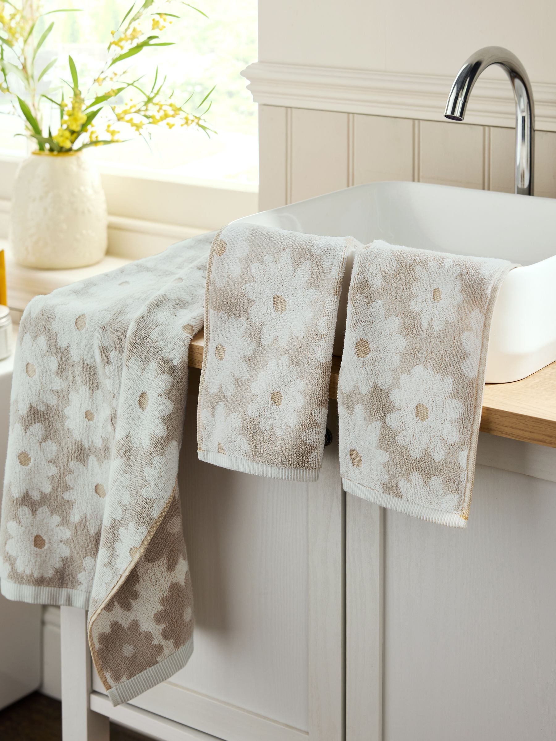 Natural cotton face cloths set of 2 with daisy print 30cm (British brand)