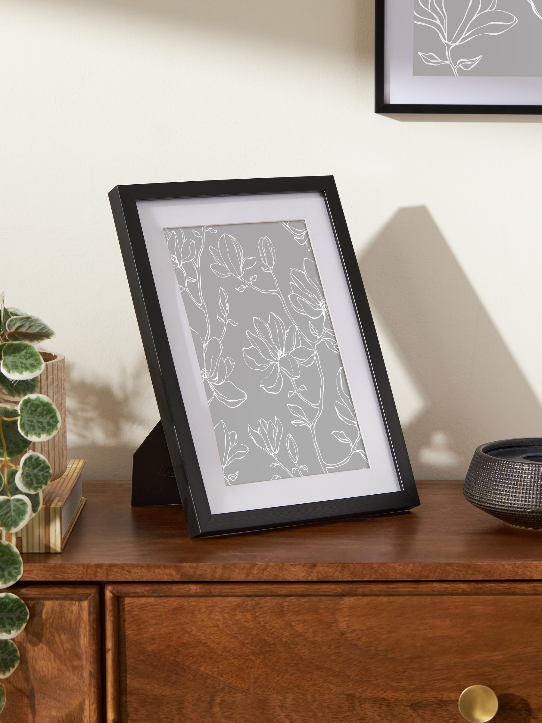 White Hadley poster frame (British brand)