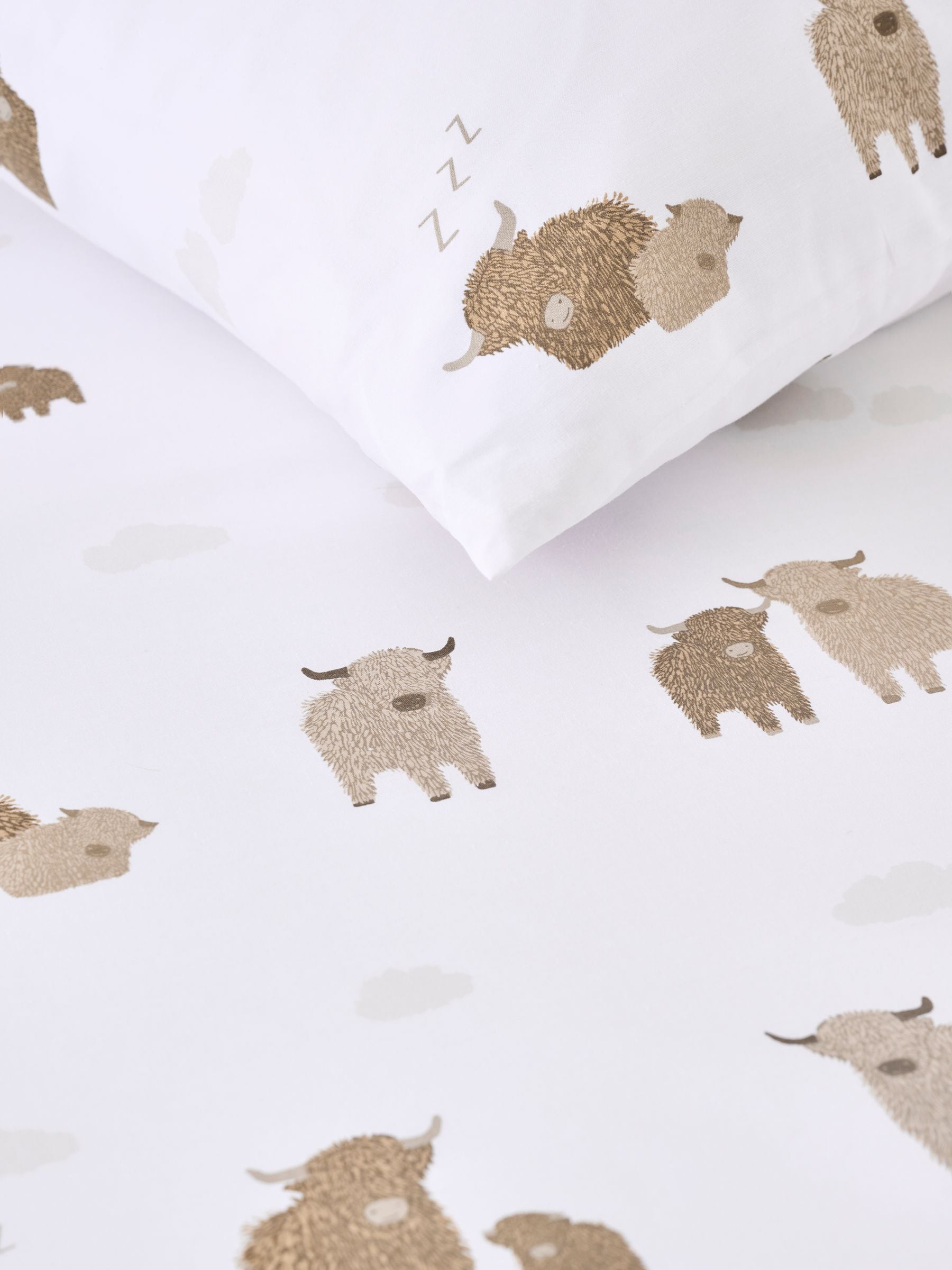 White Hamish the Highland cow fitted sheet and pillowcase set for single beds (British brand)