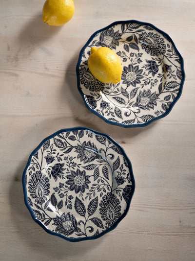 Lot de 2 assiettes à dessert en faïence de 21 cm à bord festonné et bordure bleue peinte à la main