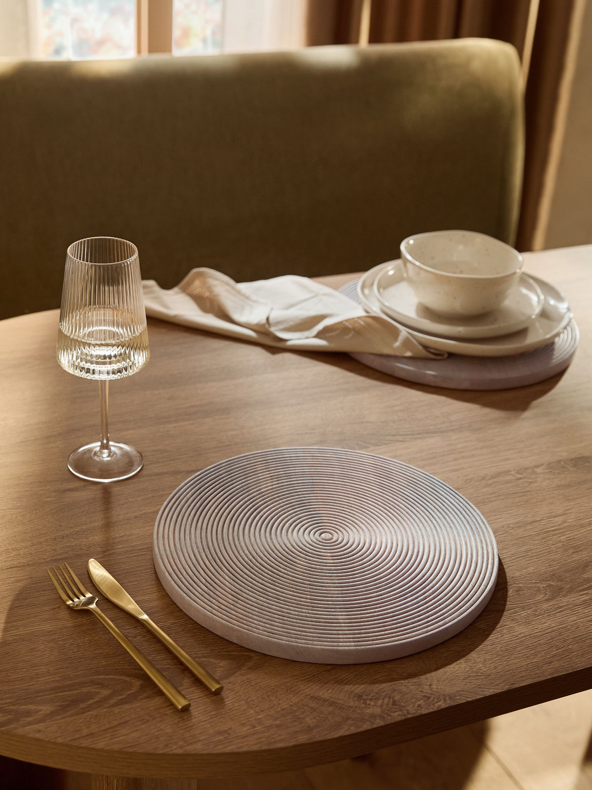 Set of 2 natural Bronx etched wooden placemats 32cm x 32cm (British brand)