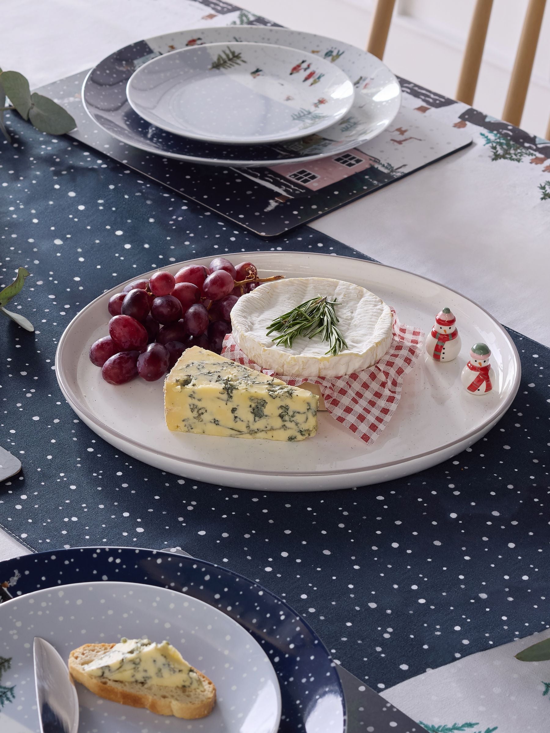 White winter scene snowman platter 32cm x 27.5cm (British brand)