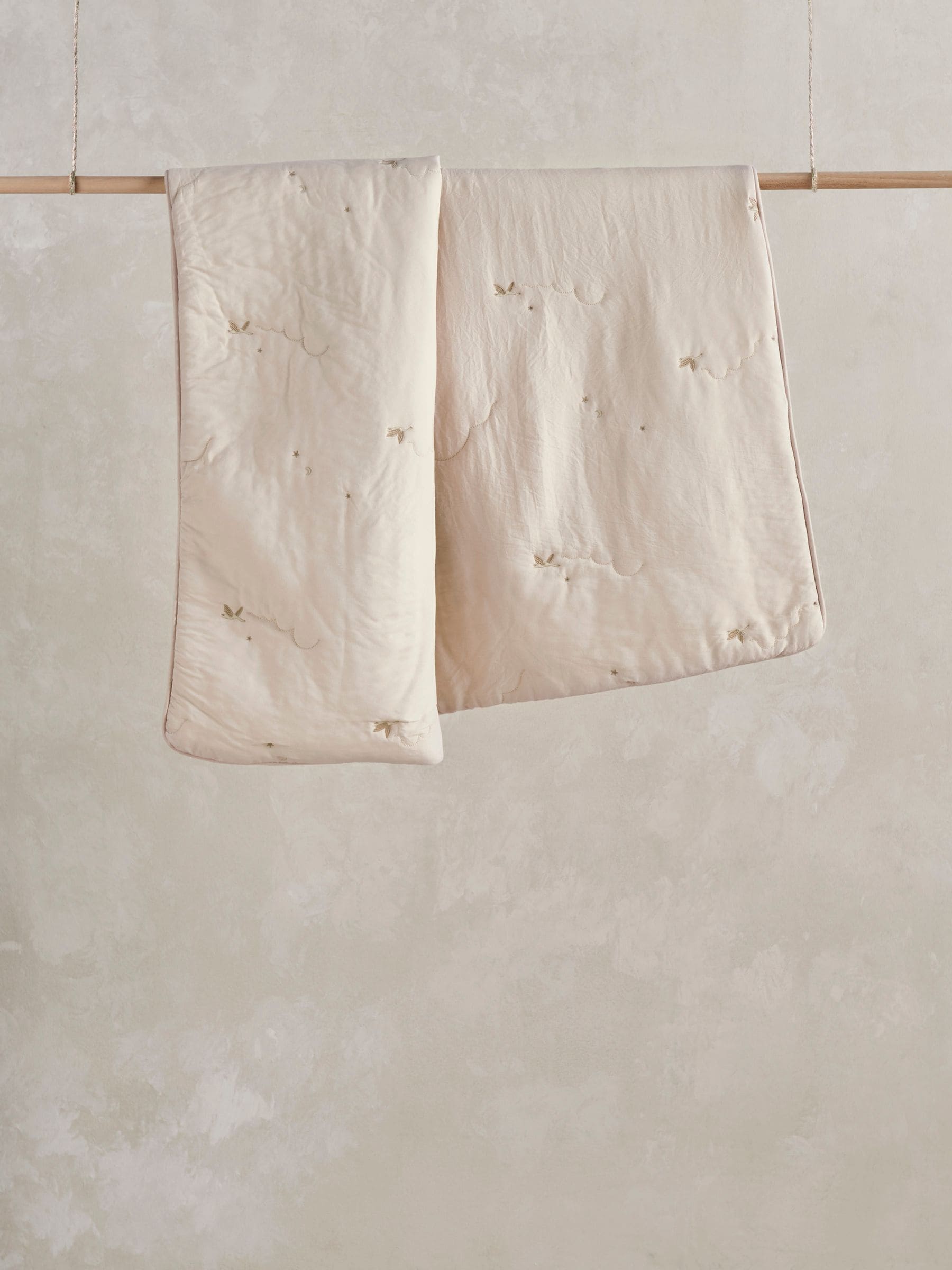 Mamas & Papas Duckling Wildflower 4 Tog Cot Quilt, imported from the UK