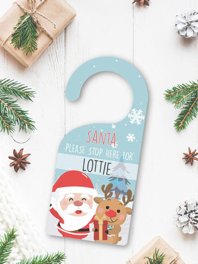 Next Natürliches personalisiertes Weihnachts-Türschild mit Weihnachtsmann und Rentier von Loveabode - Online bei McGrocer kaufen