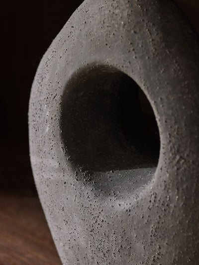 Ornement sculpture abstrait en céramique texturée gris Loxley