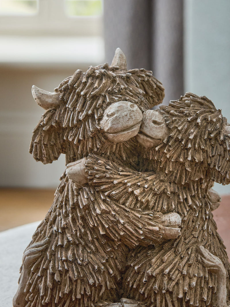 Hamish Highland Cow hugging ornament 15cm, imported from the UK