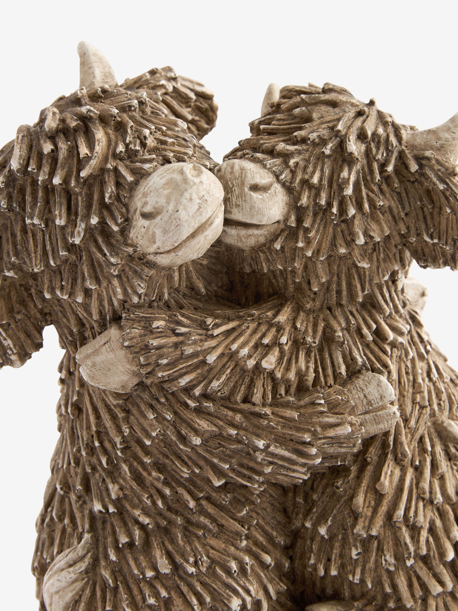 Hamish Highland Cow hugging ornament 15cm, imported from the UK