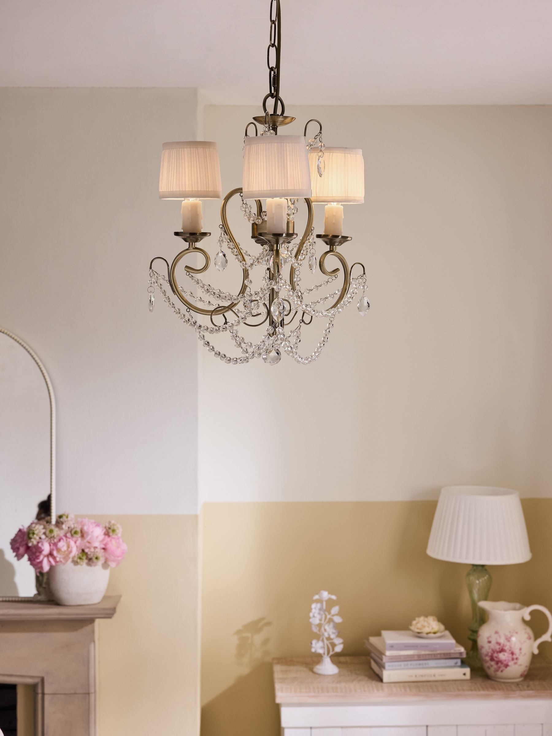 Shabby Chic Phoebe Messing 3-Licht-Kronleuchter (britische Marke)