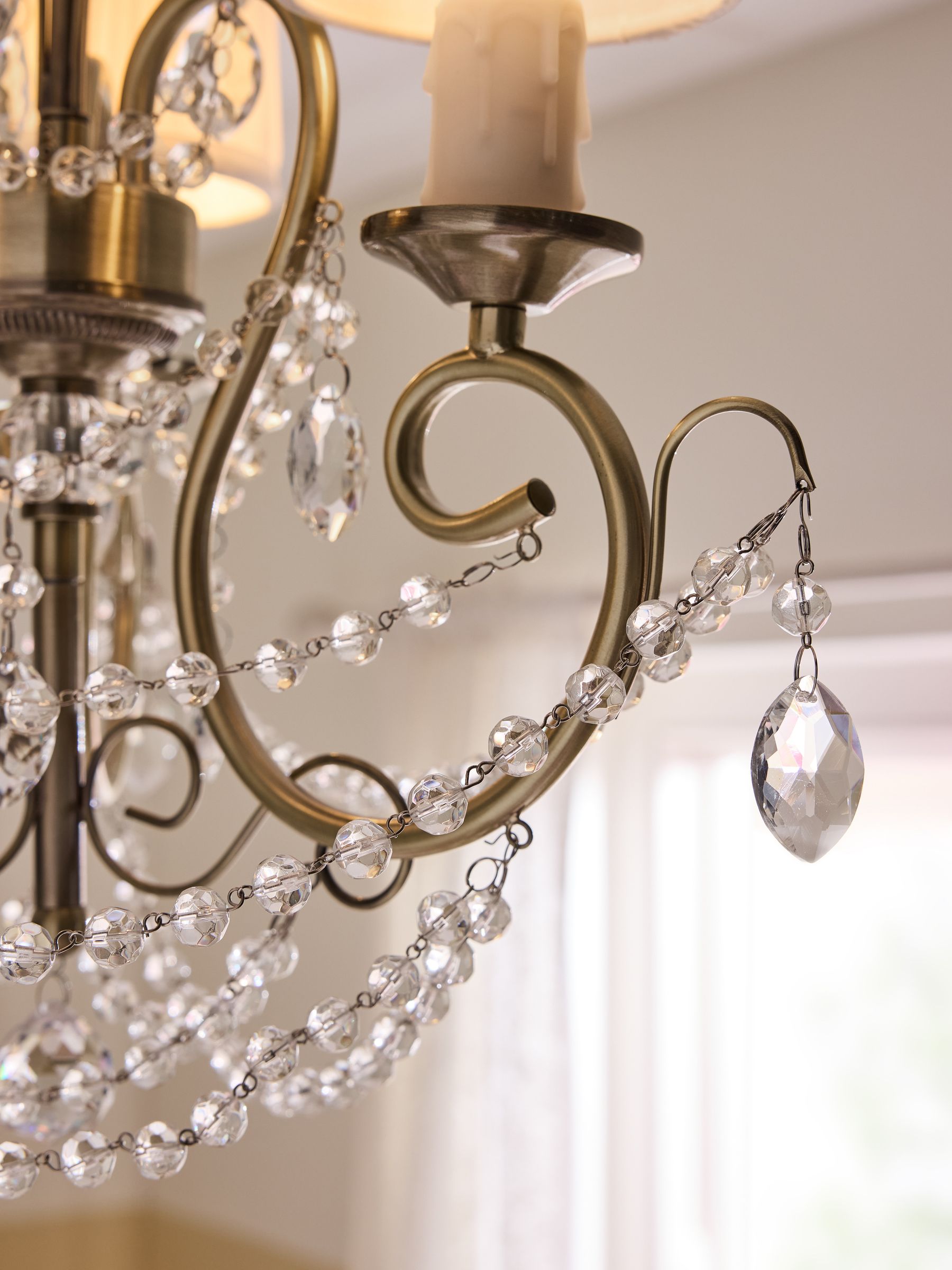 Shabby Chic Phoebe Messing 3-Licht-Kronleuchter (britische Marke)