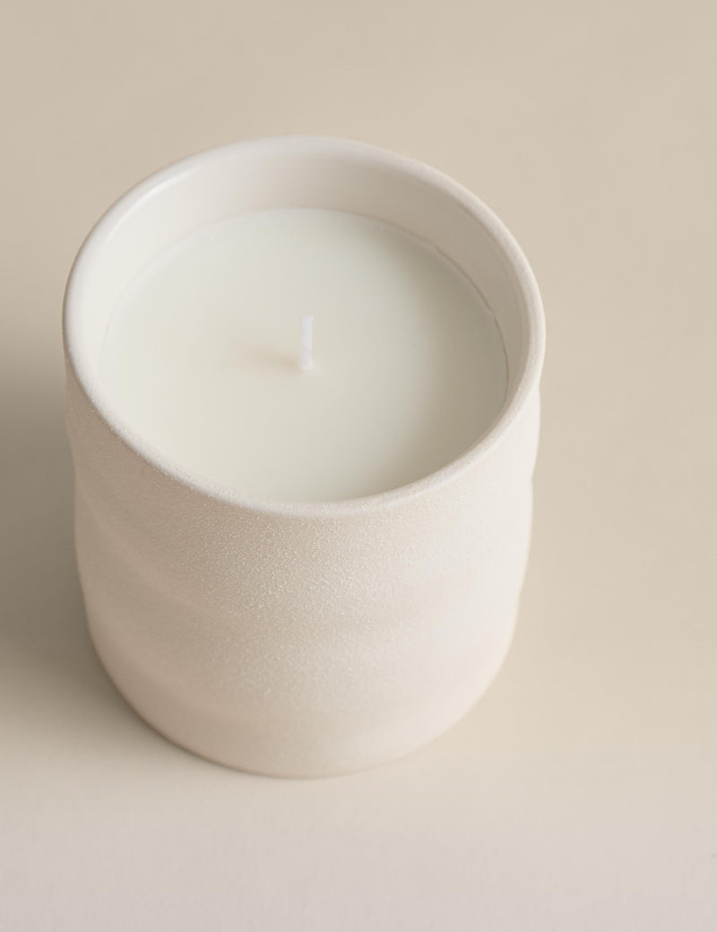 Air ceramic candle with melon, heather, and musk, imported from the UK