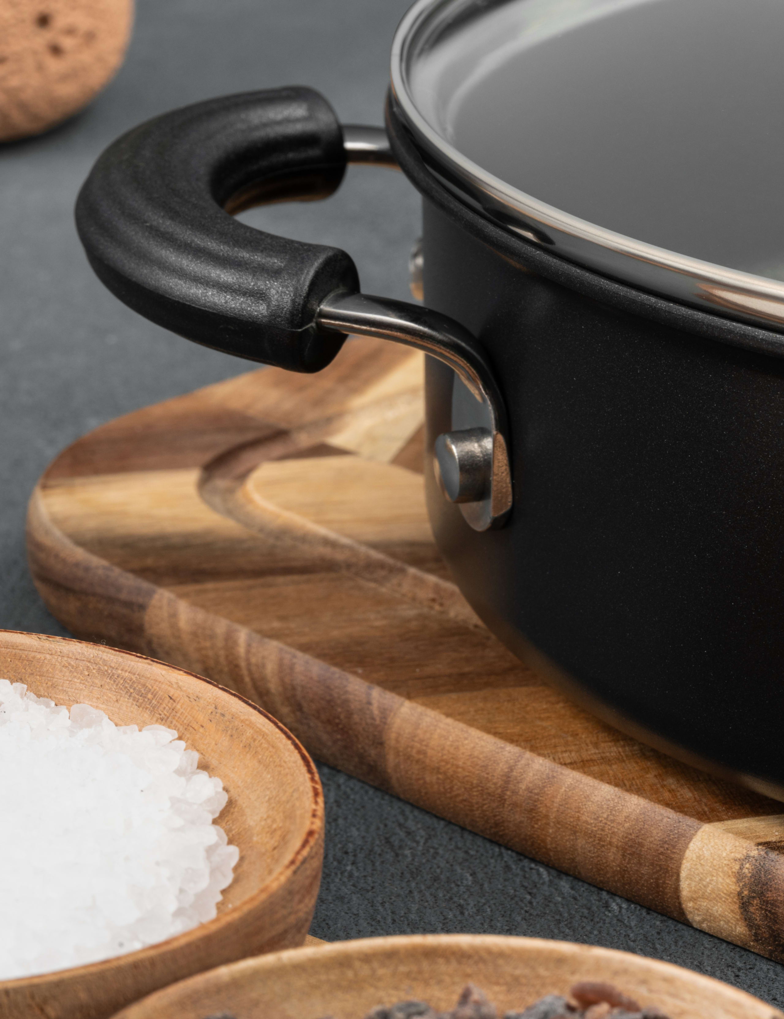 Circulon aluminium casserole dish 24cm - British product