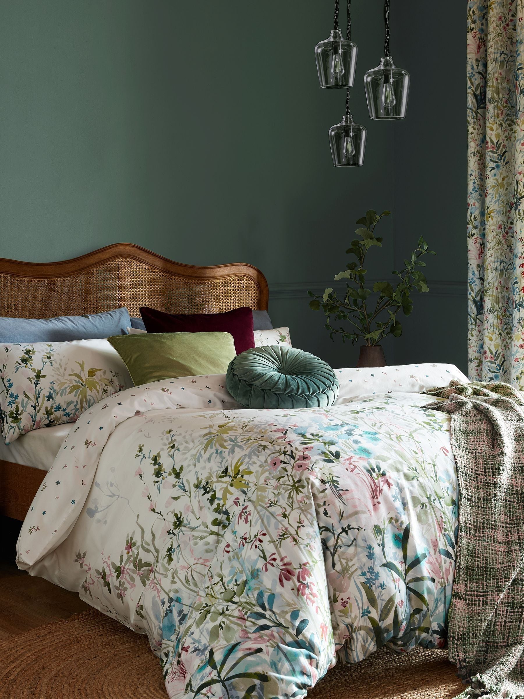 Laura Ashley White Multi 100% Cotton Sateen 220 Thread Count Reversible Pointon Fields Duvet Cover and Pillowcase Set