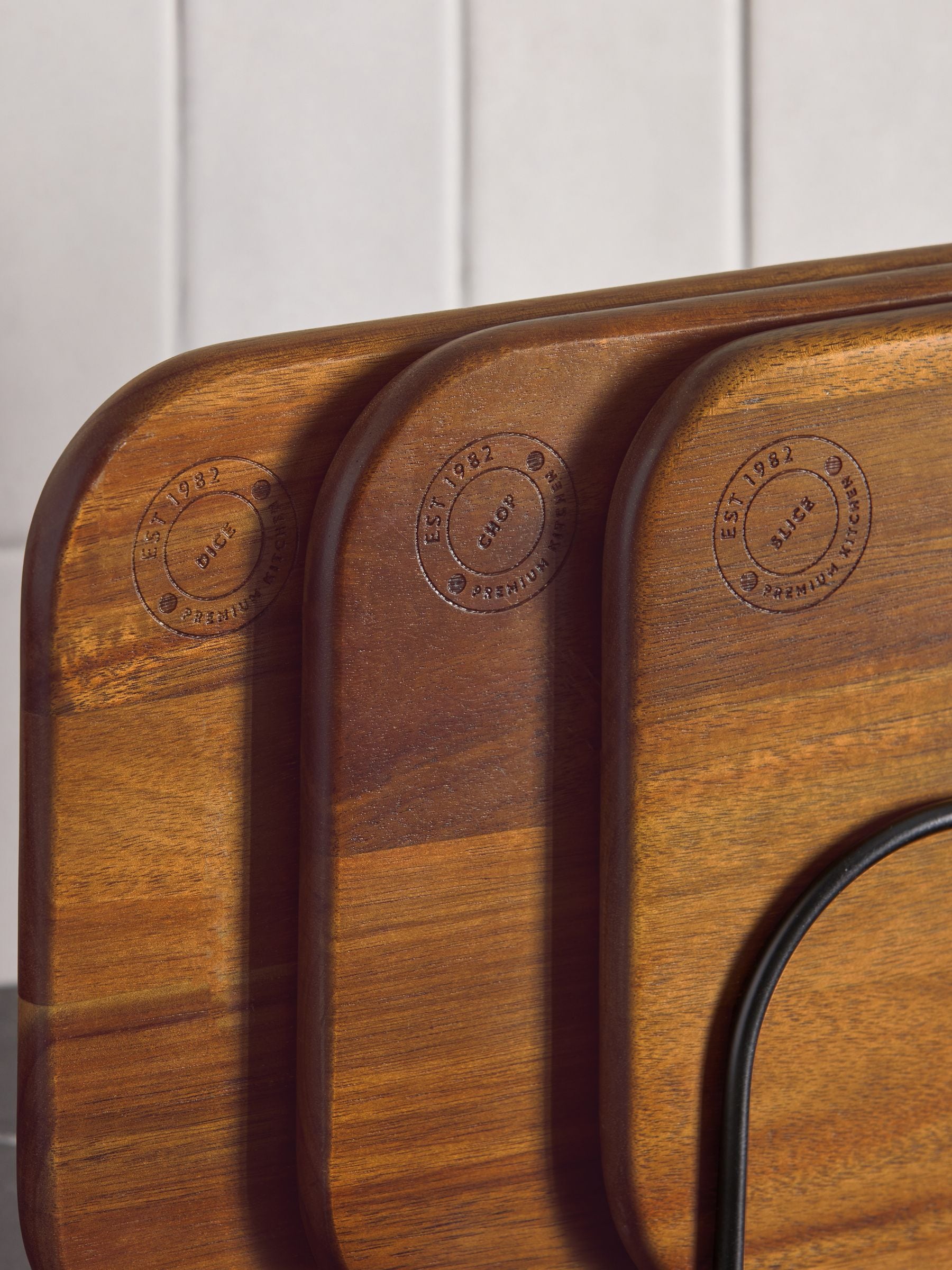 Bronx acacia wood chopping boards set of 3 with wire stand, UK version