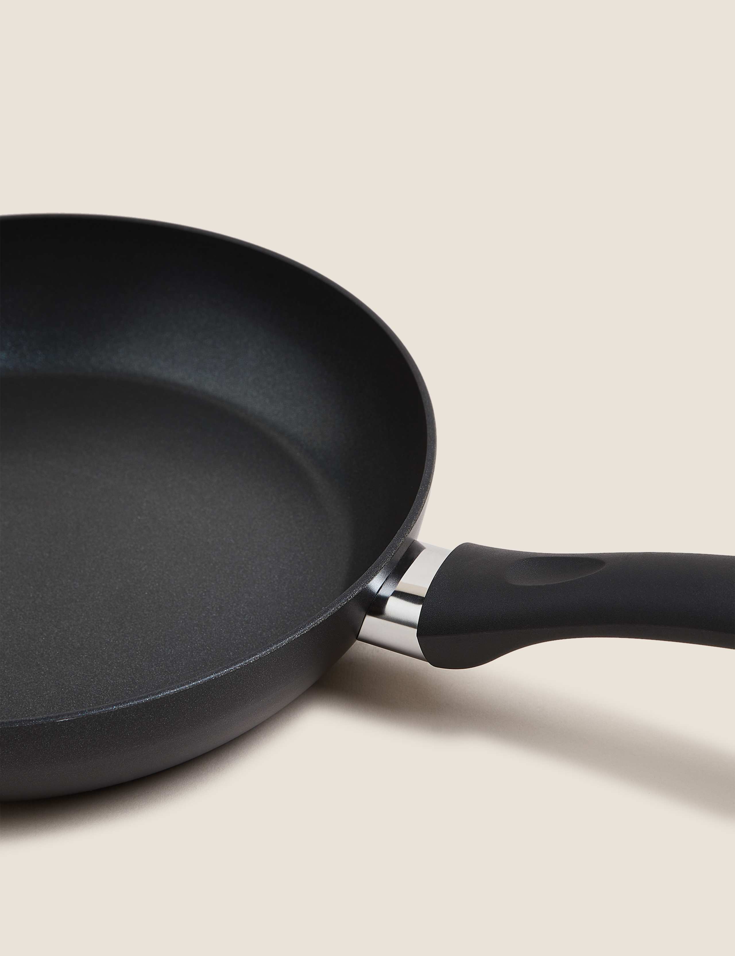 24cm non-stick frying pan, UK version