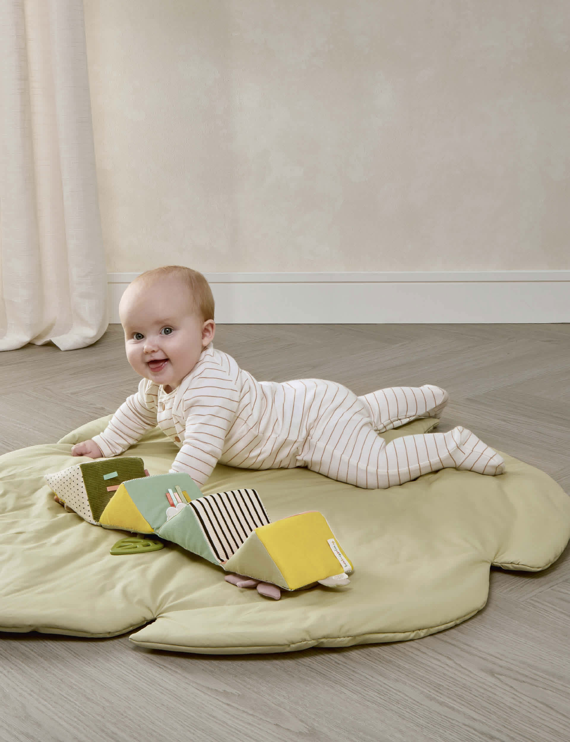 Mamas & Papas Born To Be Wild activity cube - British product