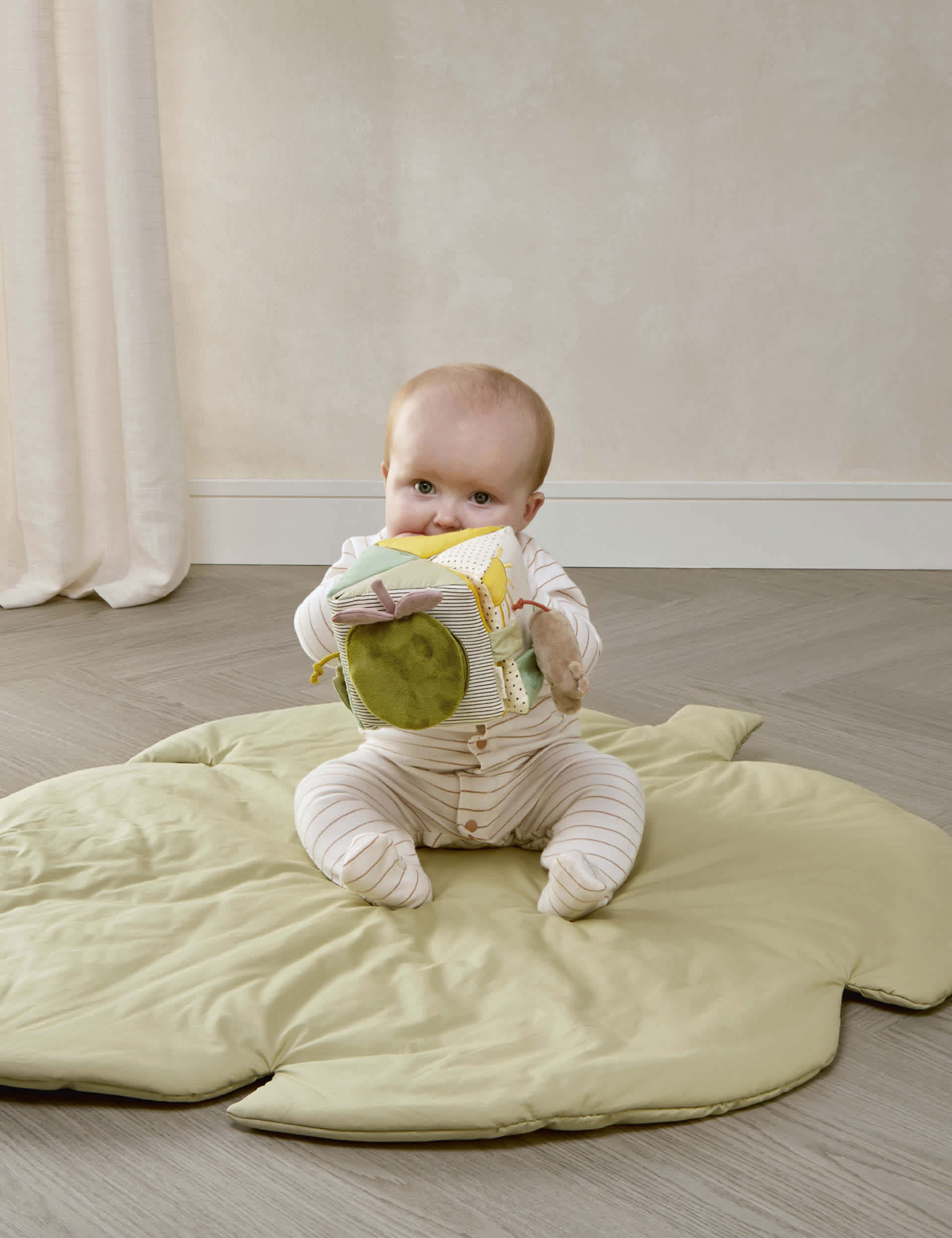 Mamas & Papas Born To Be Wild activity cube - British product