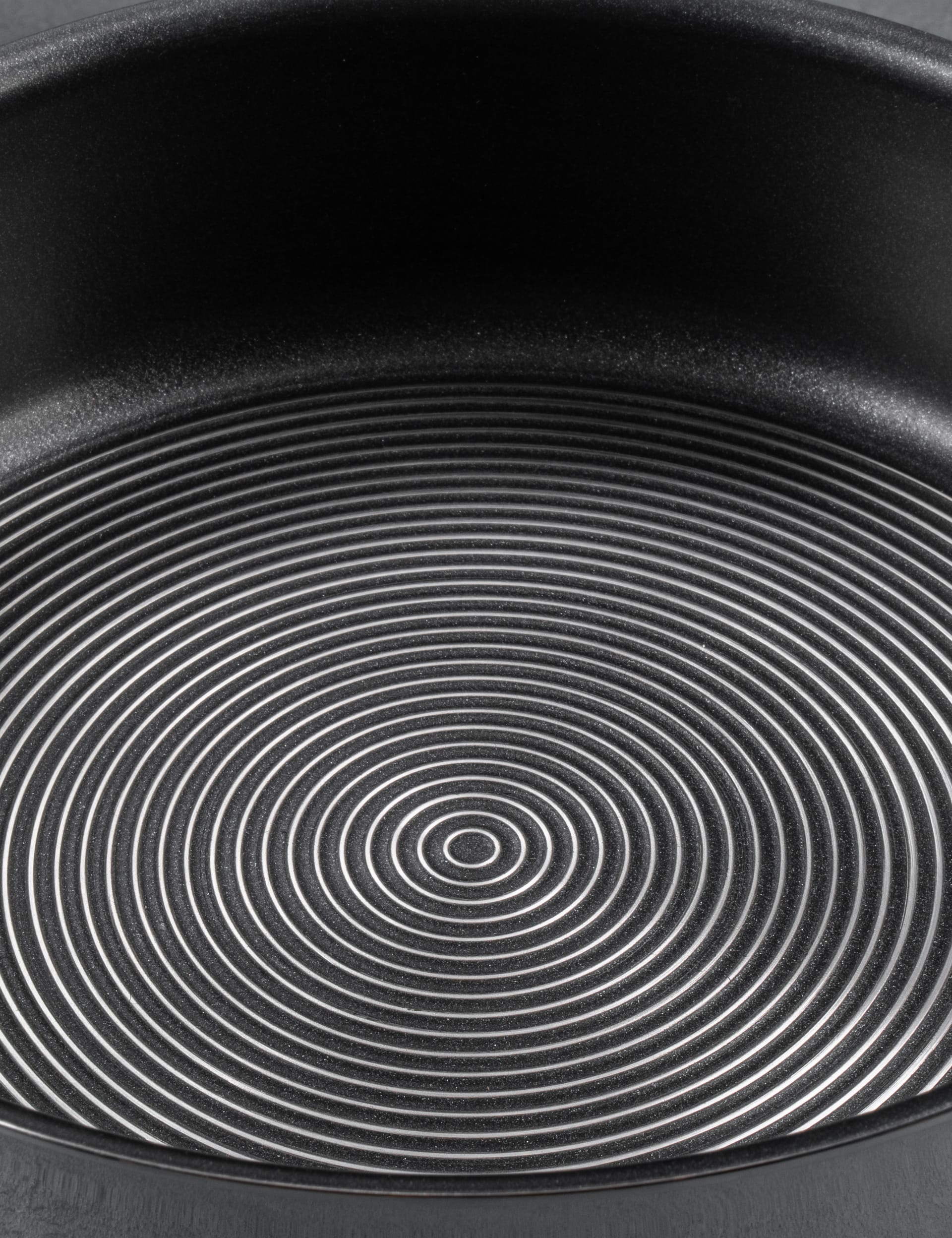 Circulon 24cm stainless steel pan with lid, imported from the UK