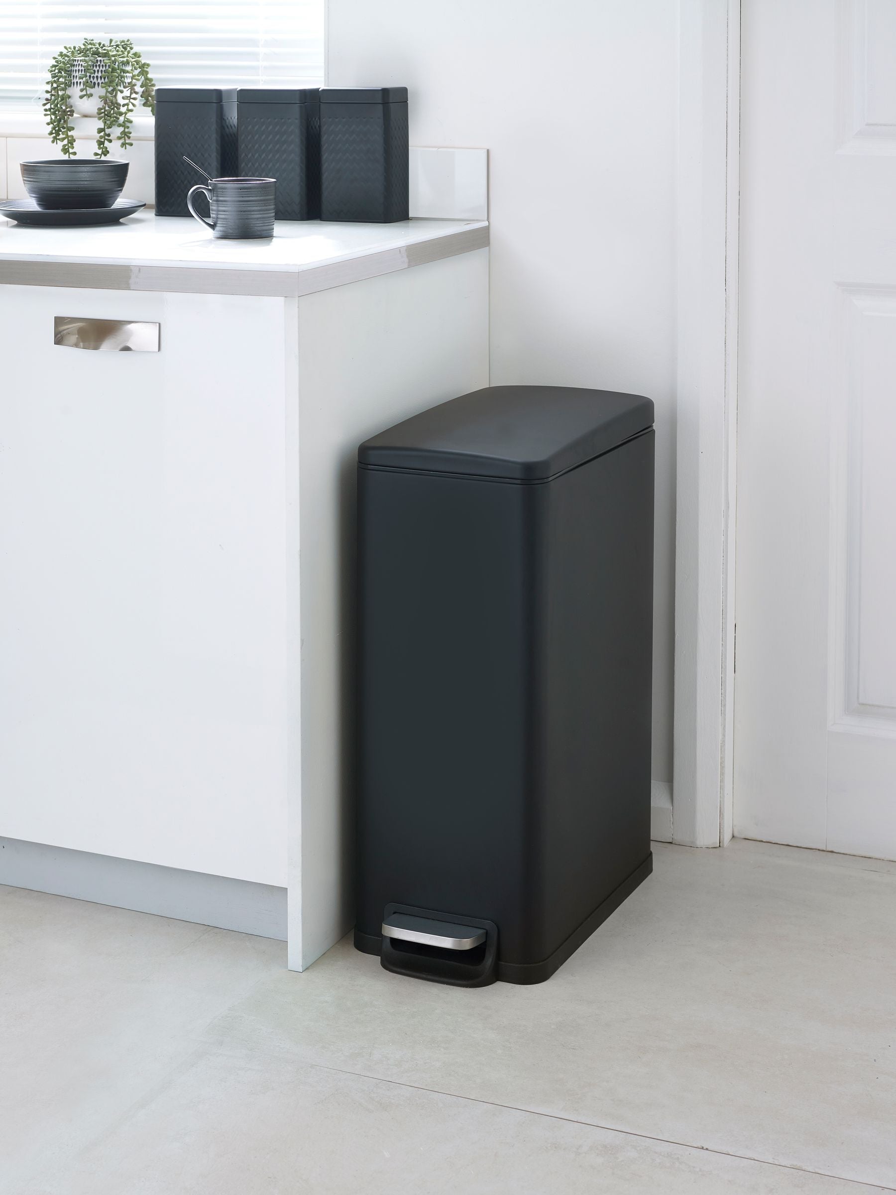 Black slim soft close pedal bin 45L - British product
