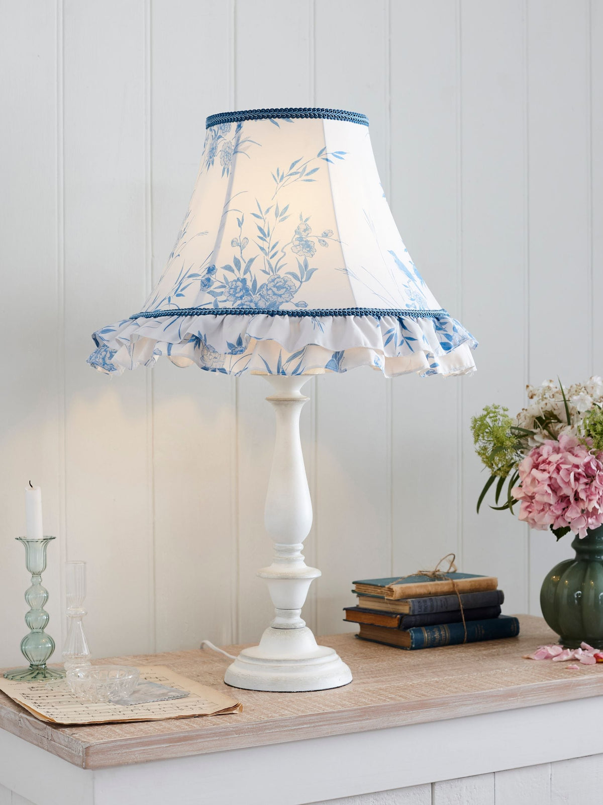 Shabby Chic Hvit Delilah bordlampe (britisk merke)