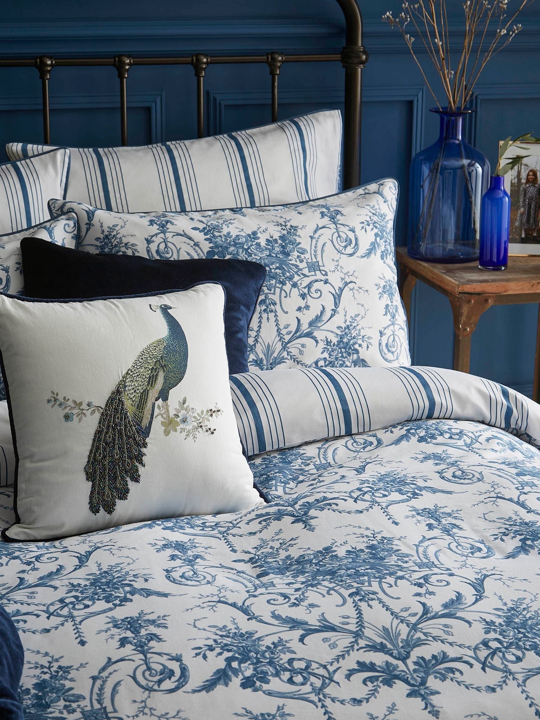 Laura Ashley Set of 2 Midnight Navy Blue Tuileries 200 Thread Count Cotton Sateen Pillowcases Set