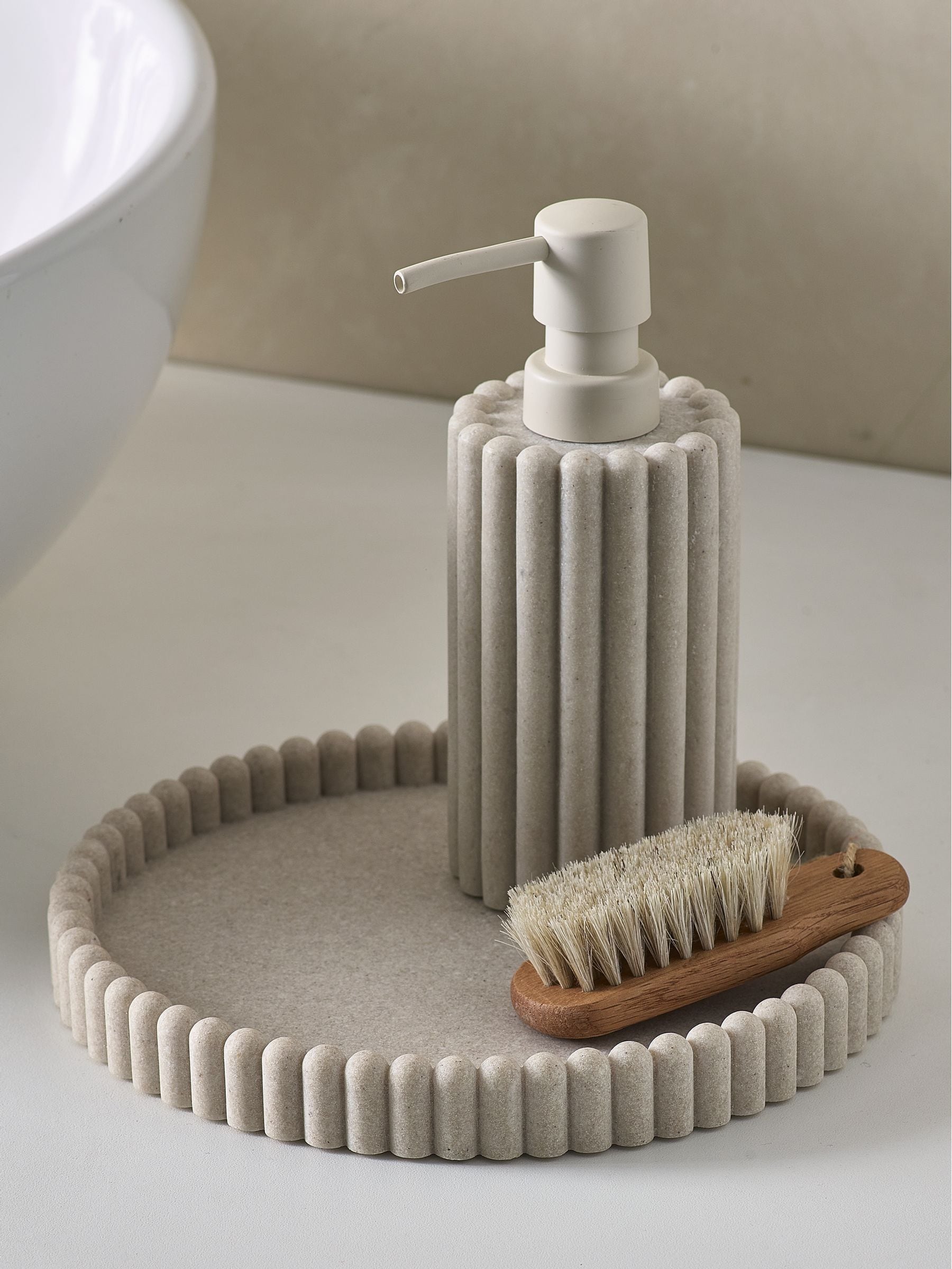 Black rib round storage tray 21cm - British product
