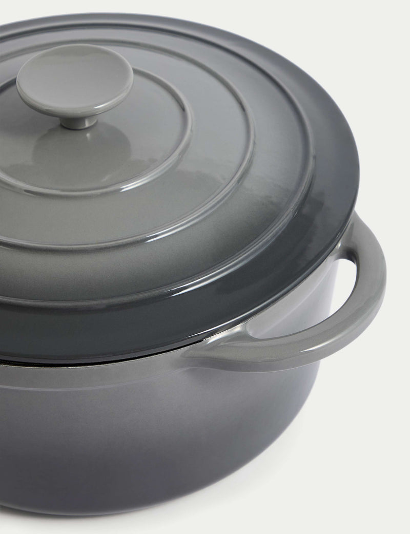 Cast iron large casserole dish 5.2 litre - British product