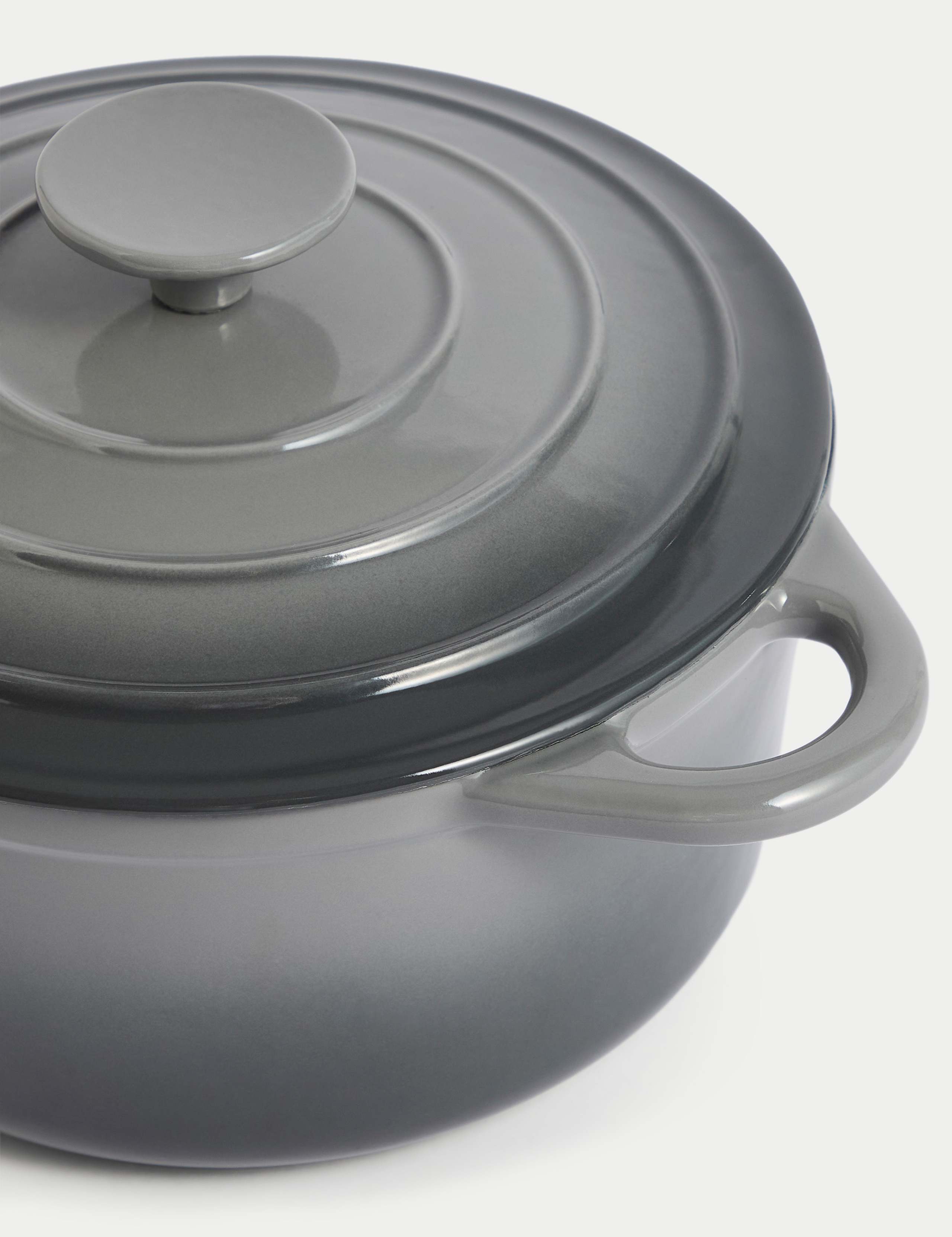 Cast Iron Medium Casserole Dish 2.8L - British product